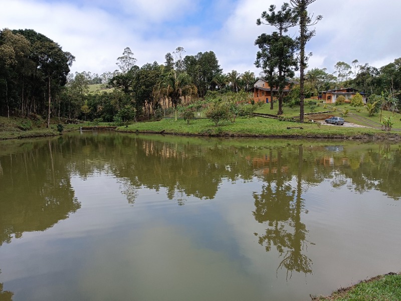 Linda Chácara com 3 Lagos Área Total de 20.300,00 m²