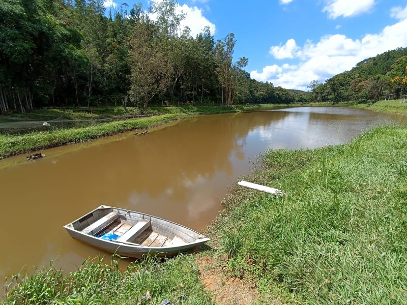 Vende-se Sitio medindo 30 Mil Metros, com imenso lago e ótima Localização!