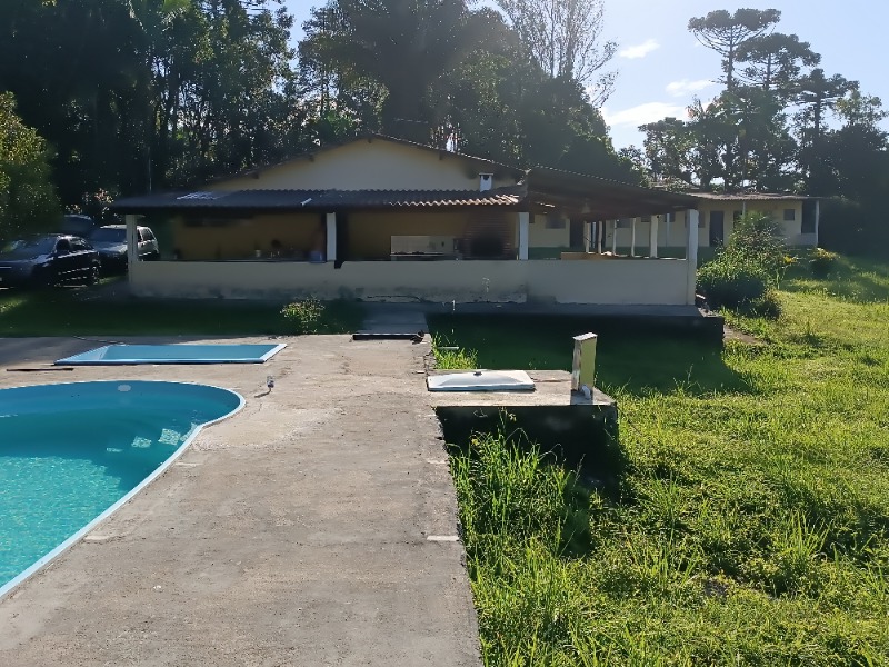 Chácara para locação em Juquitiba-SP: 8 quartos, 6 suítes, 7 banheiros.