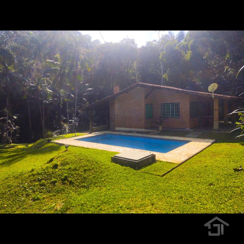 Linda Chácara 10.000m² c/Piscina e excelente localização em Juquitiba-SP