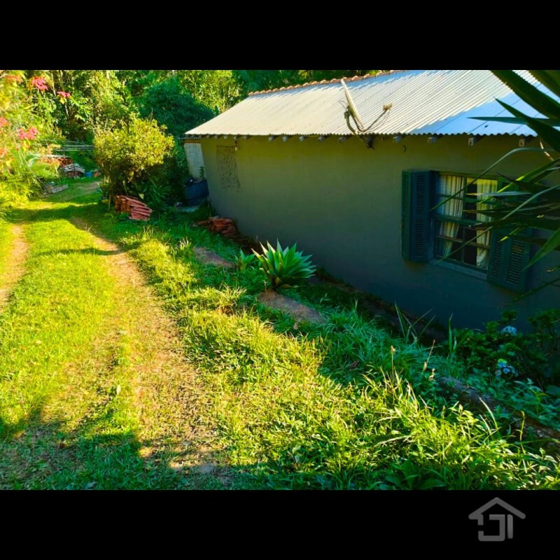 Casa com terreno medindo 600,00 m², A 100 metros da Rodovia em Juquitiba-SP