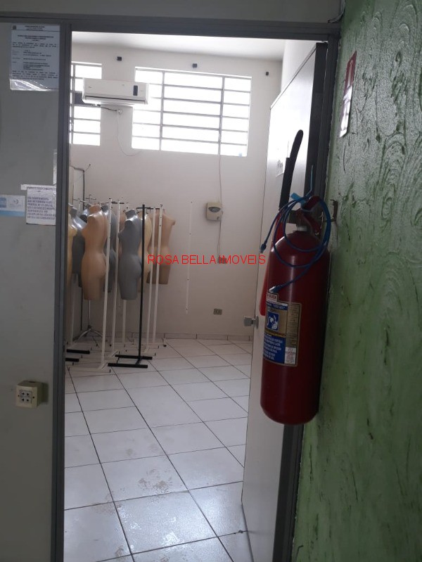 SALÃO COMERCIAL - BANHEIRO E COZINHA.