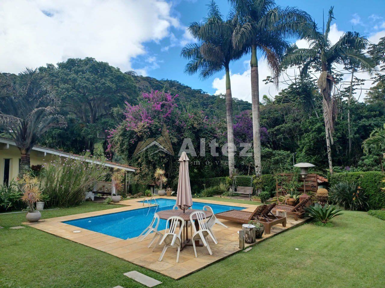 Casa, 4 quartos, 1296 m² - Foto 1