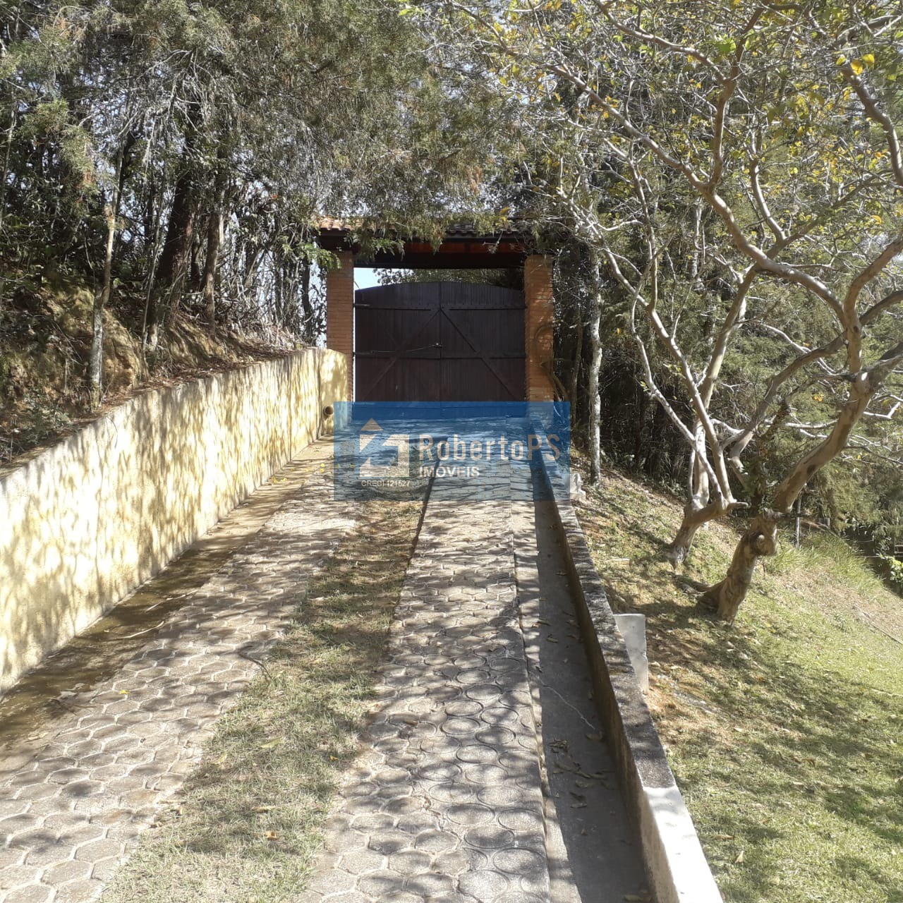 Chácara de luxo à venda no Centro de Santa Branca-SP: 4 quartos, 4 suítes, 7 banheiros, 416m² - Imperdível!