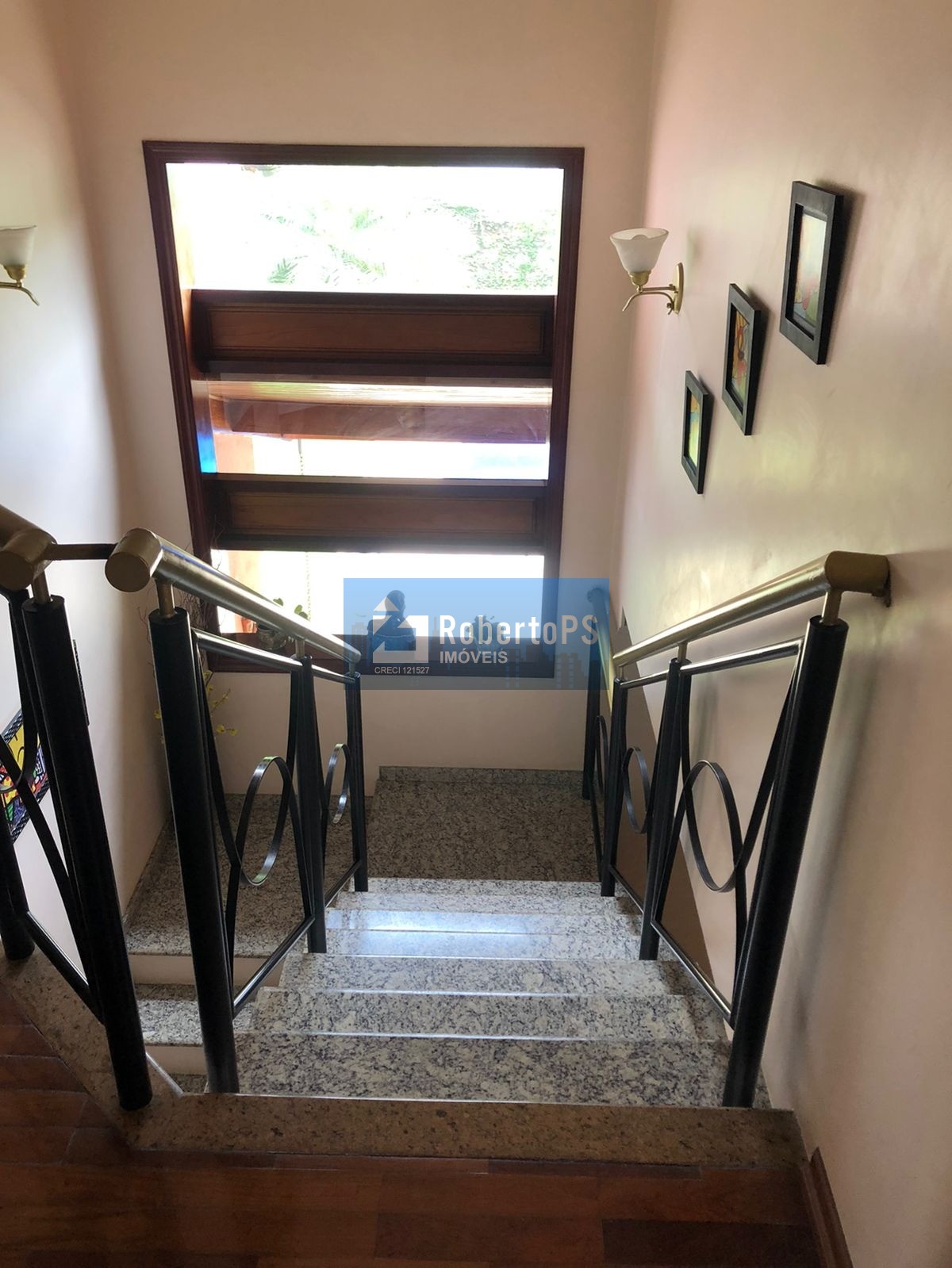 Linda casa assobradada no Condomínio Portal da Mata em Caçapava de 3 dormitórios com suíte e closet.