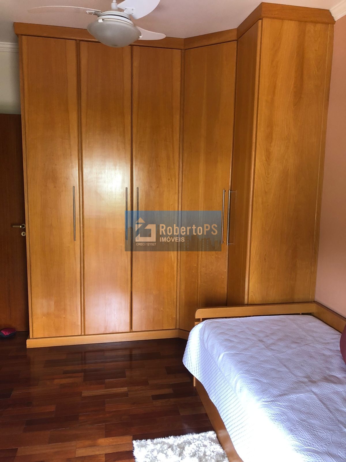 Linda casa assobradada no Condomínio Portal da Mata em Caçapava de 3 dormitórios com suíte e closet.