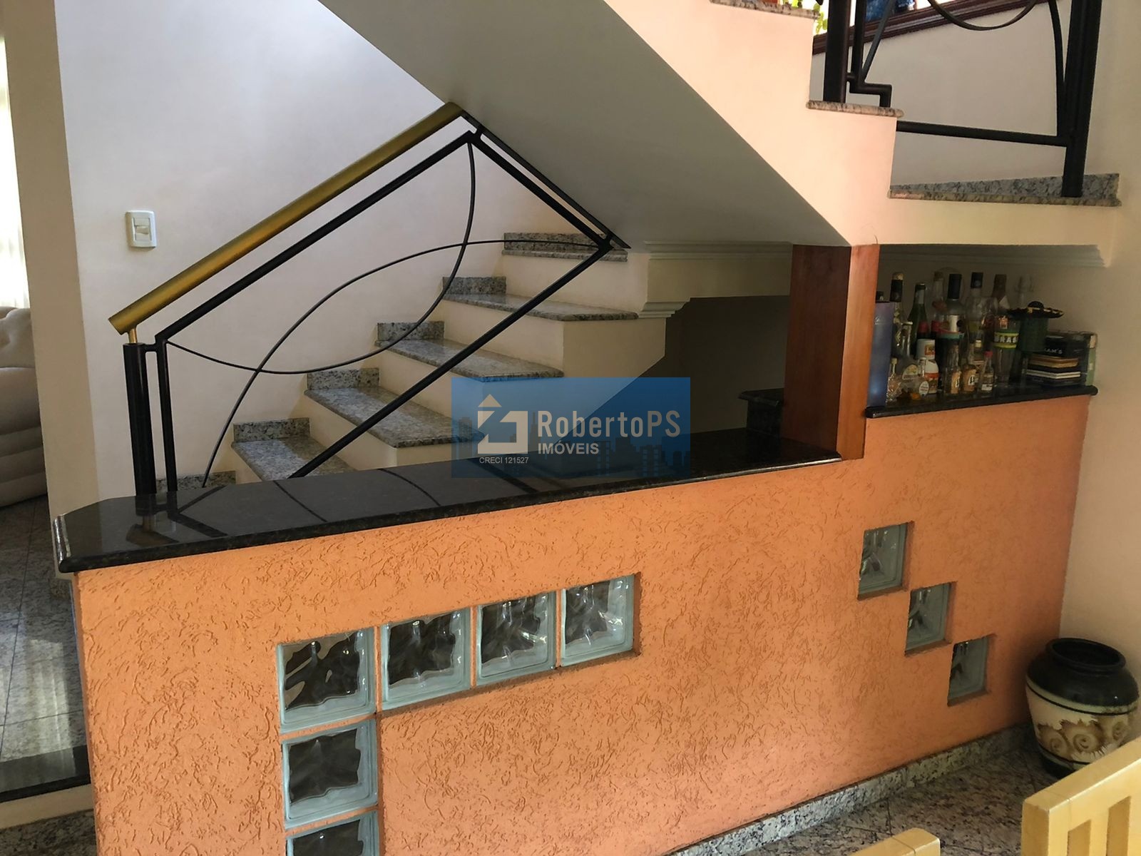 Linda casa assobradada no Condomínio Portal da Mata em Caçapava de 3 dormitórios com suíte e closet.