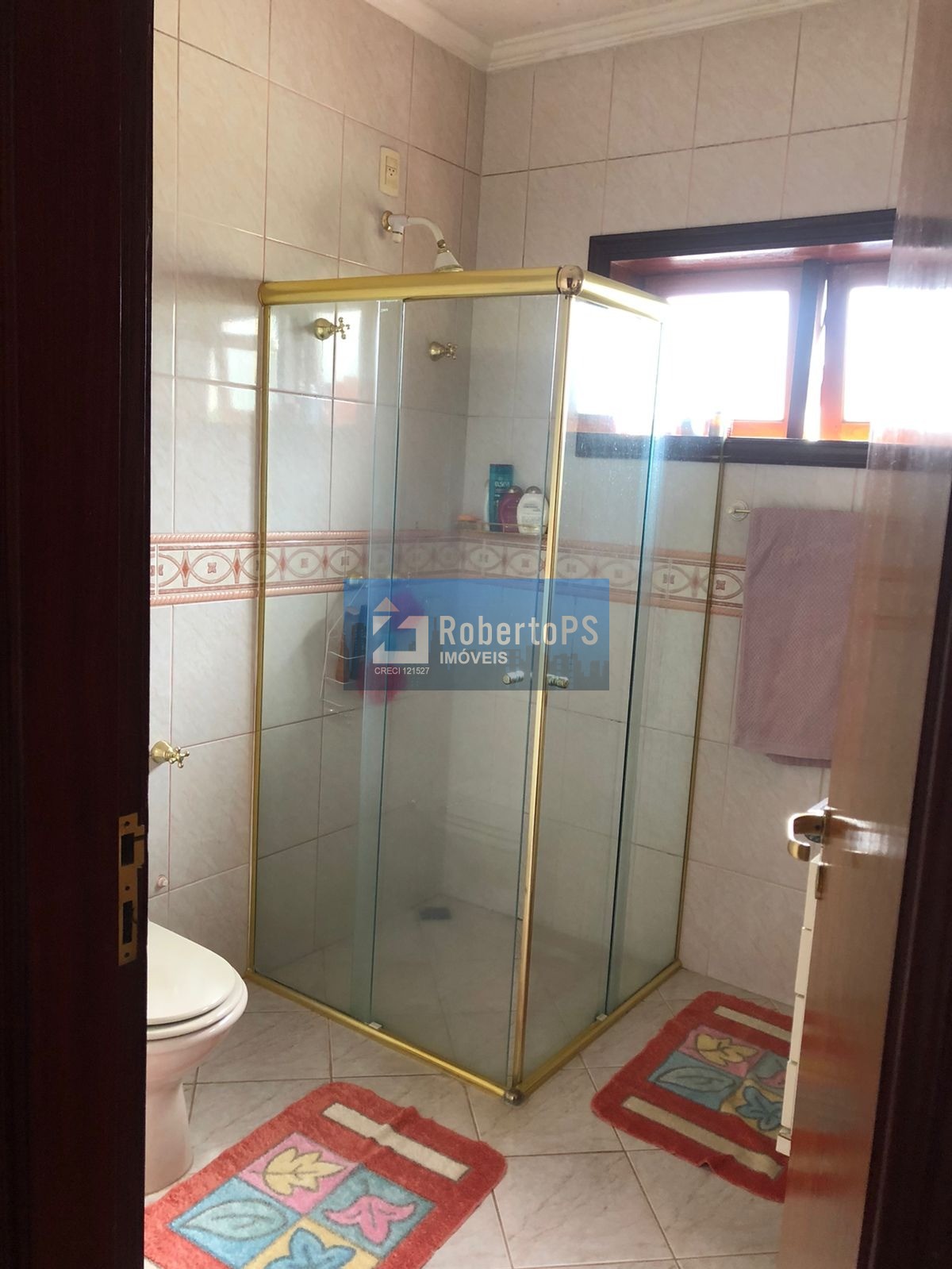 Linda casa assobradada no Condomínio Portal da Mata em Caçapava de 3 dormitórios com suíte e closet.