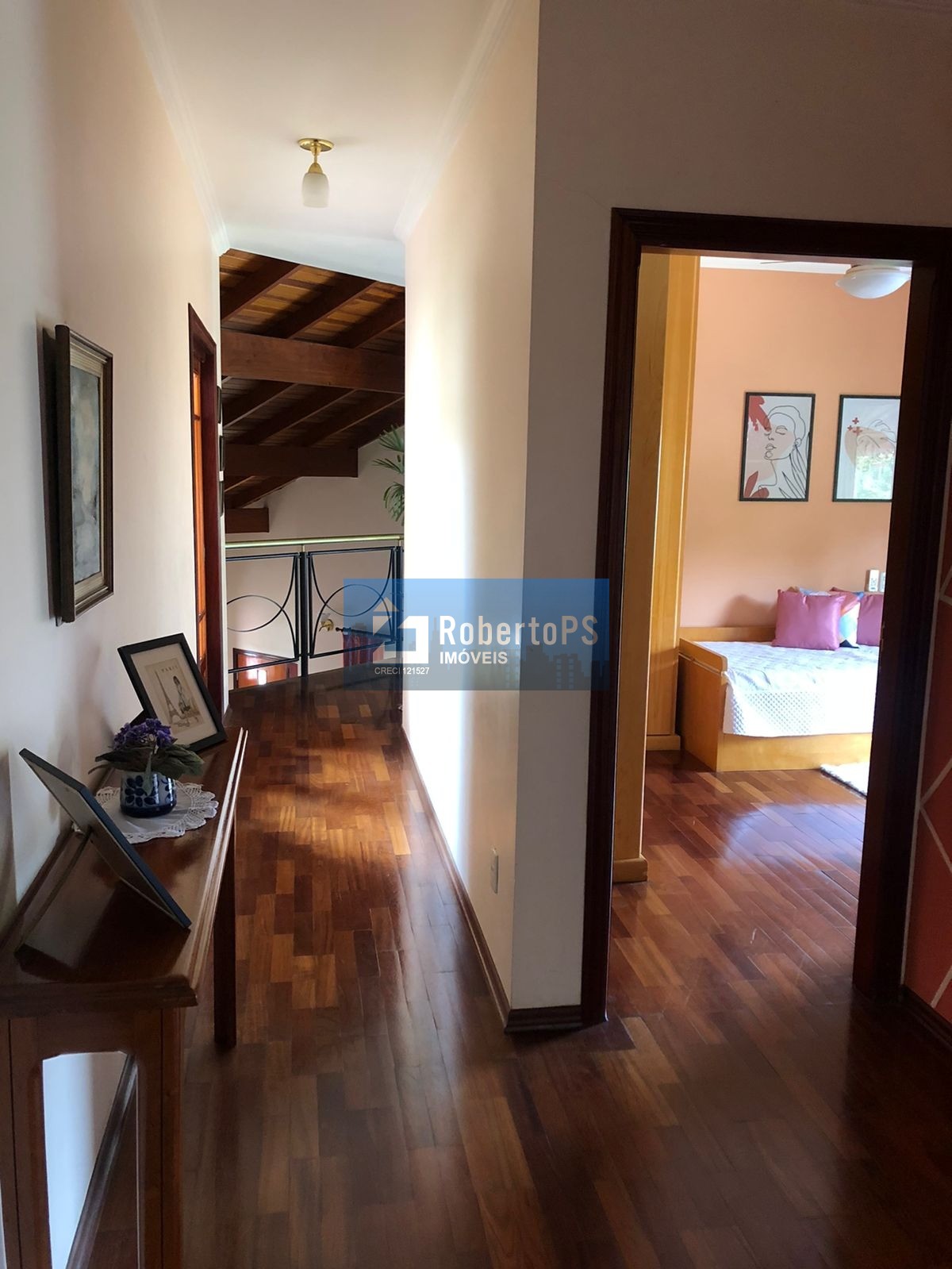 Linda casa assobradada no Condomínio Portal da Mata em Caçapava de 3 dormitórios com suíte e closet.