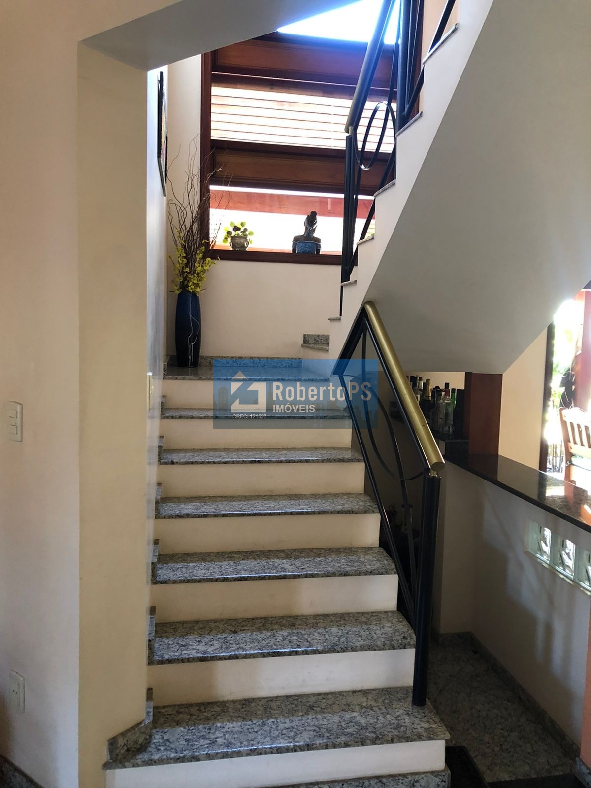 Linda casa assobradada no Condomínio Portal da Mata em Caçapava de 3 dormitórios com suíte e closet.