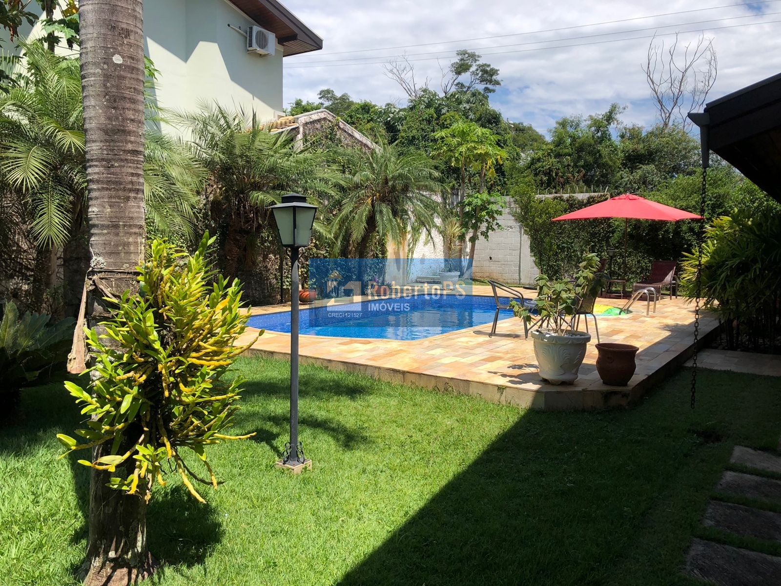 Linda casa assobradada no condomínio portal da mata em caçap