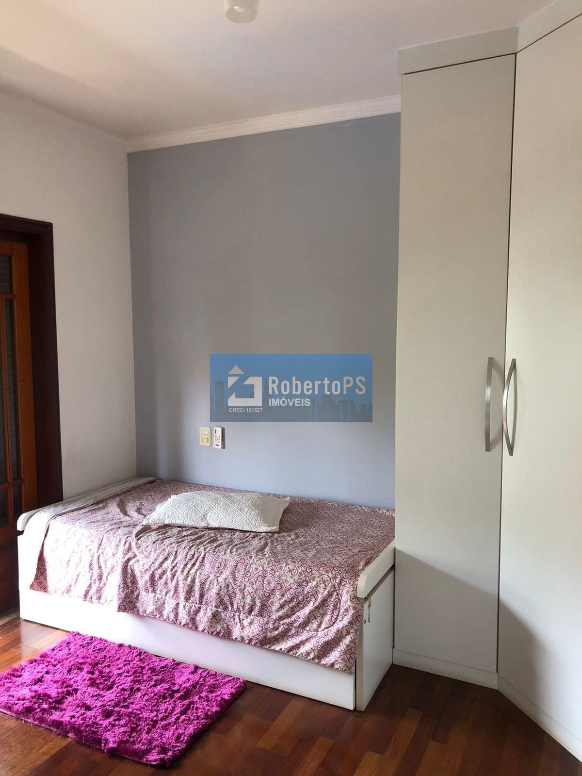 Linda casa assobradada no Condomínio Portal da Mata em Caçapava de 3 dormitórios com suíte e closet.