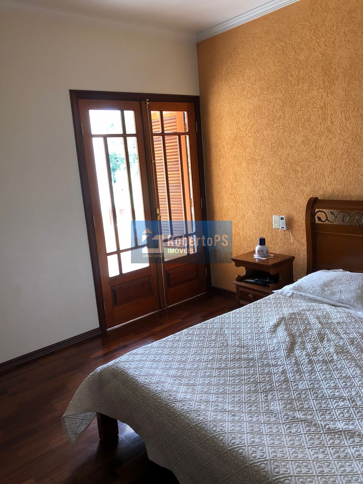 Linda casa assobradada no Condomínio Portal da Mata em Caçapava de 3 dormitórios com suíte e closet.