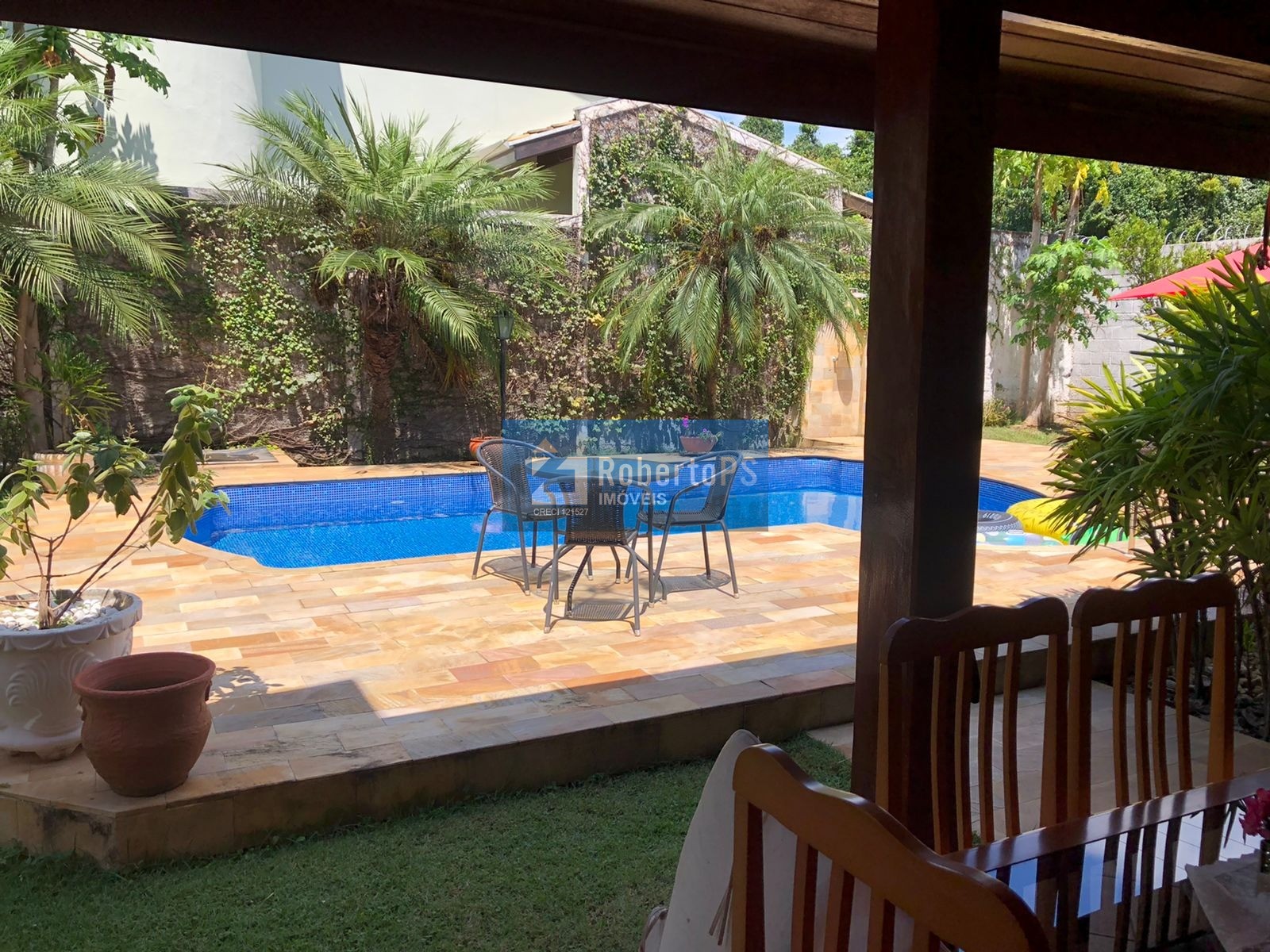 Linda casa assobradada no Condomínio Portal da Mata em Caçapava de 3 dormitórios com suíte e closet.
