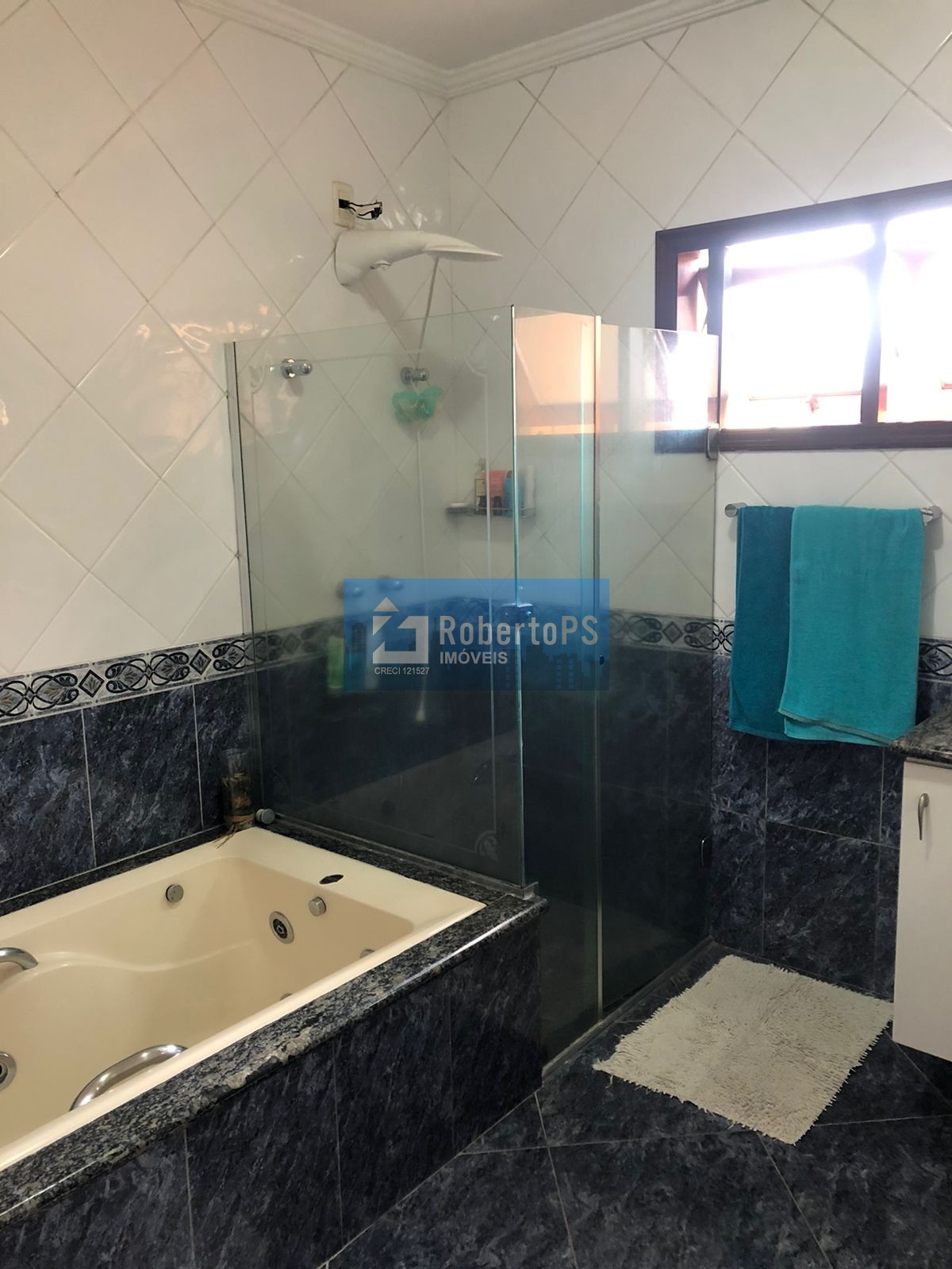 Linda casa assobradada no Condomínio Portal da Mata em Caçapava de 3 dormitórios com suíte e closet.