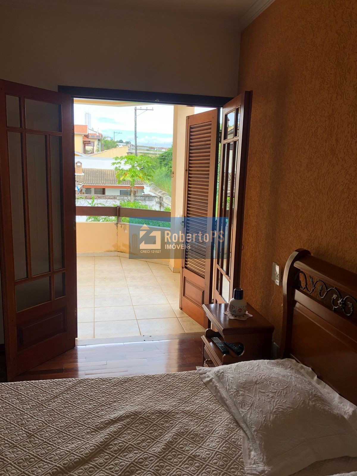 Linda casa assobradada no Condomínio Portal da Mata em Caçapava de 3 dormitórios com suíte e closet.