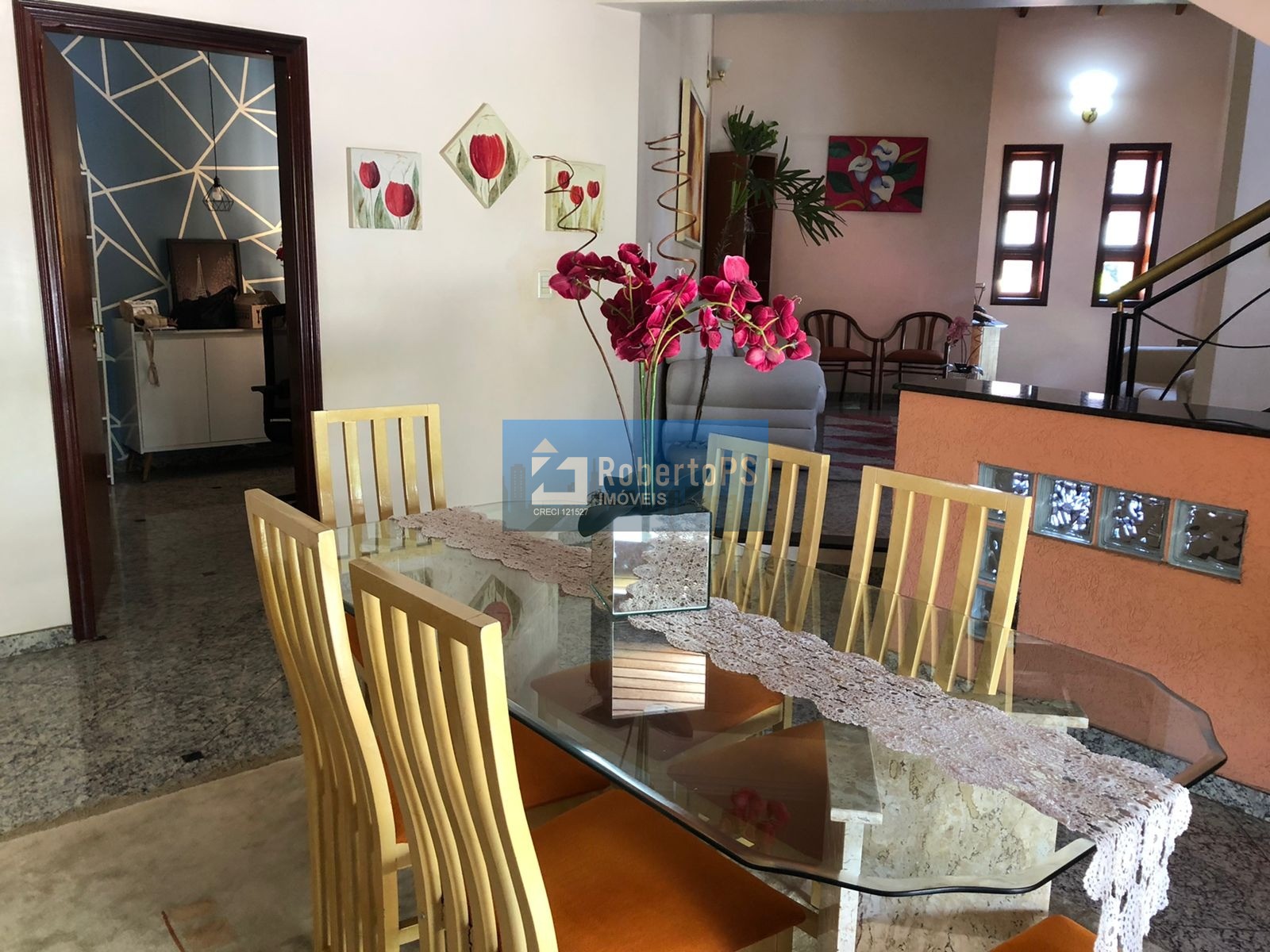 Linda casa assobradada no Condomínio Portal da Mata em Caçapava de 3 dormitórios com suíte e closet.