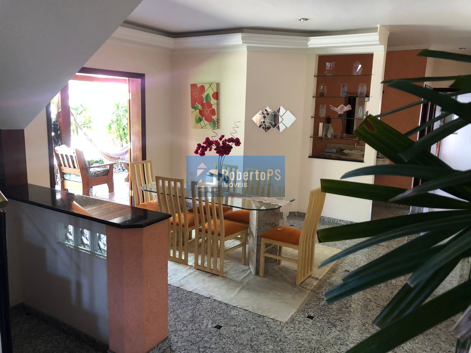 Linda casa assobradada no Condomínio Portal da Mata em Caçapava de 3 dormitórios com suíte e closet.