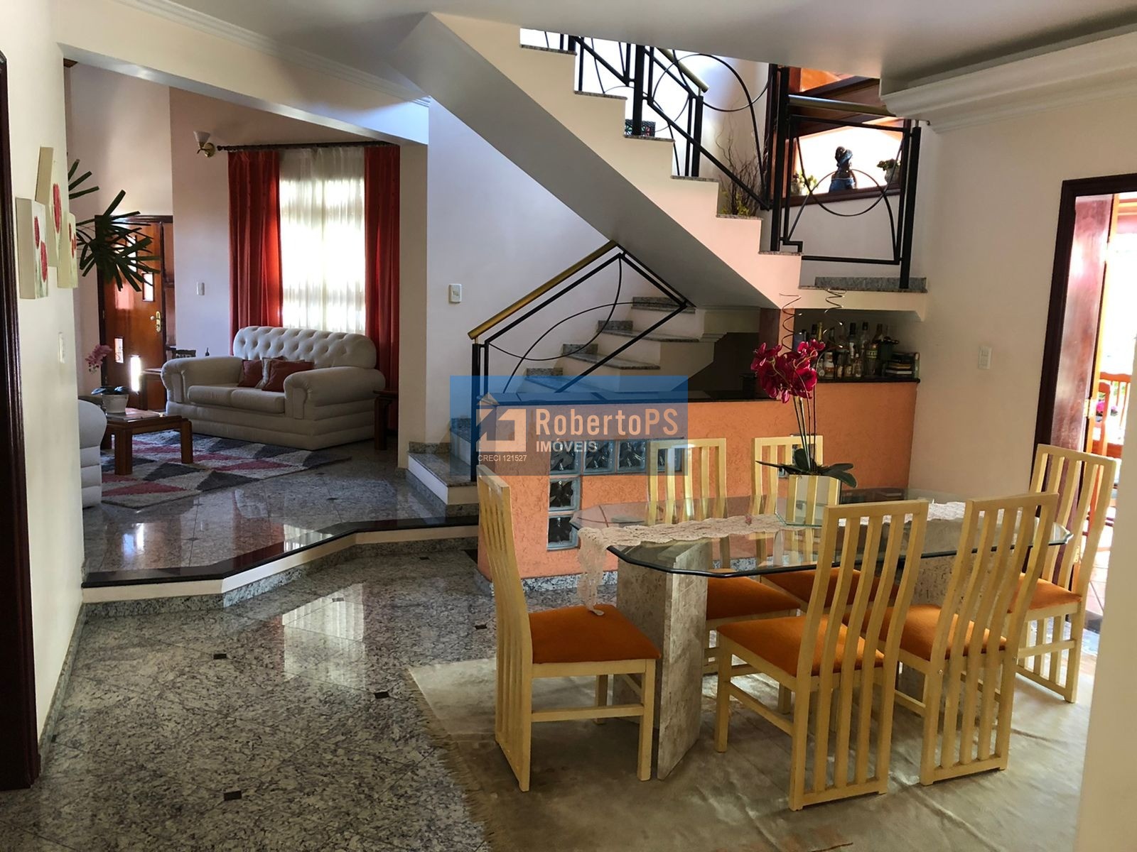 Linda casa assobradada no Condomínio Portal da Mata em Caçapava de 3 dormitórios com suíte e closet.