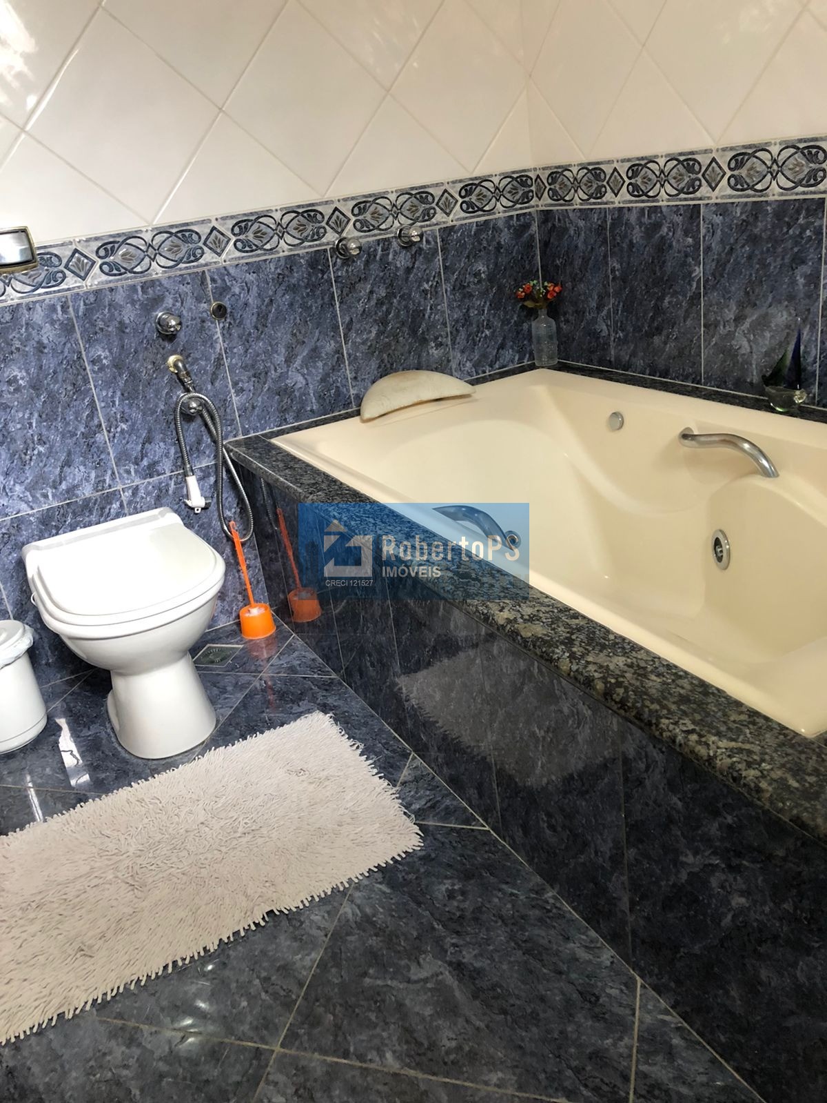 Linda casa assobradada no Condomínio Portal da Mata em Caçapava de 3 dormitórios com suíte e closet.