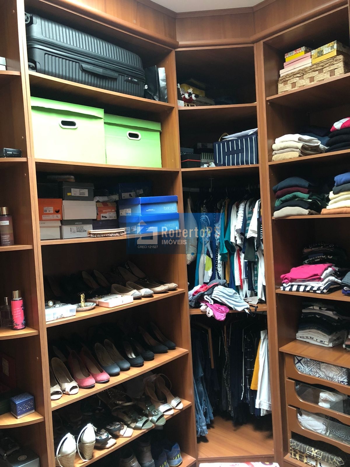 Linda casa assobradada no Condomínio Portal da Mata em Caçapava de 3 dormitórios com suíte e closet.