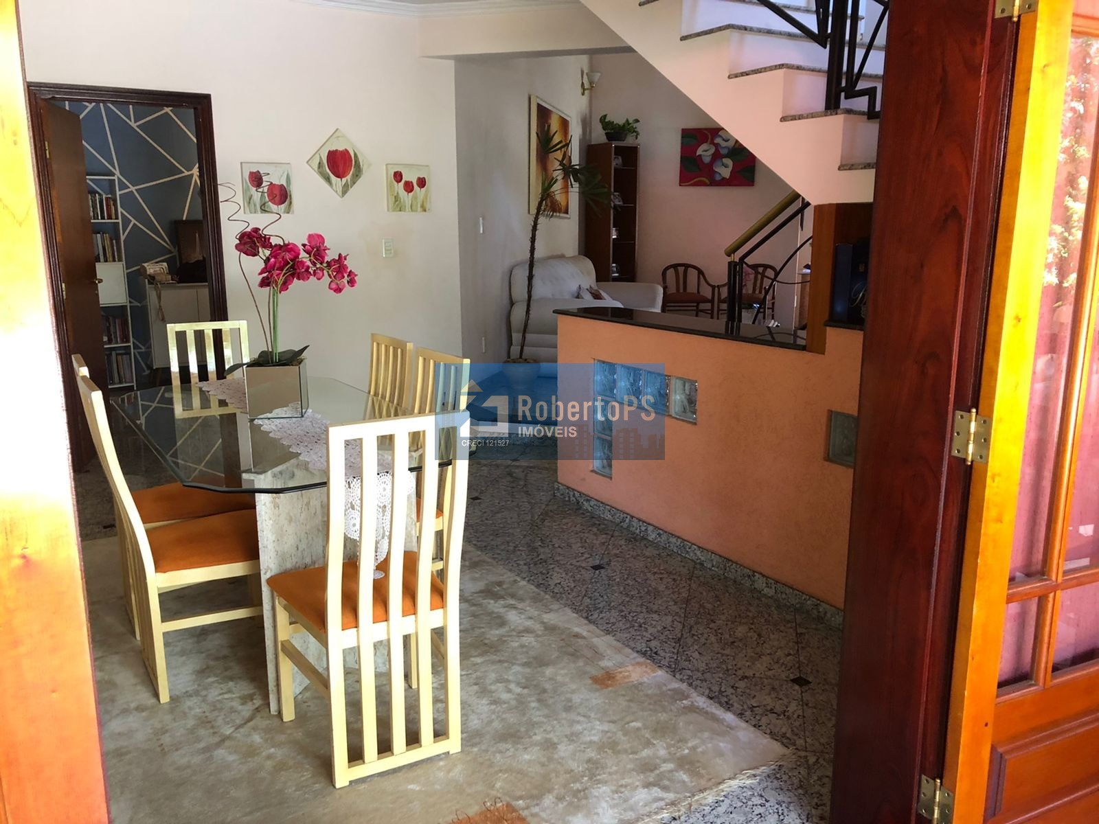 Linda casa assobradada no Condomínio Portal da Mata em Caçapava de 3 dormitórios com suíte e closet.
