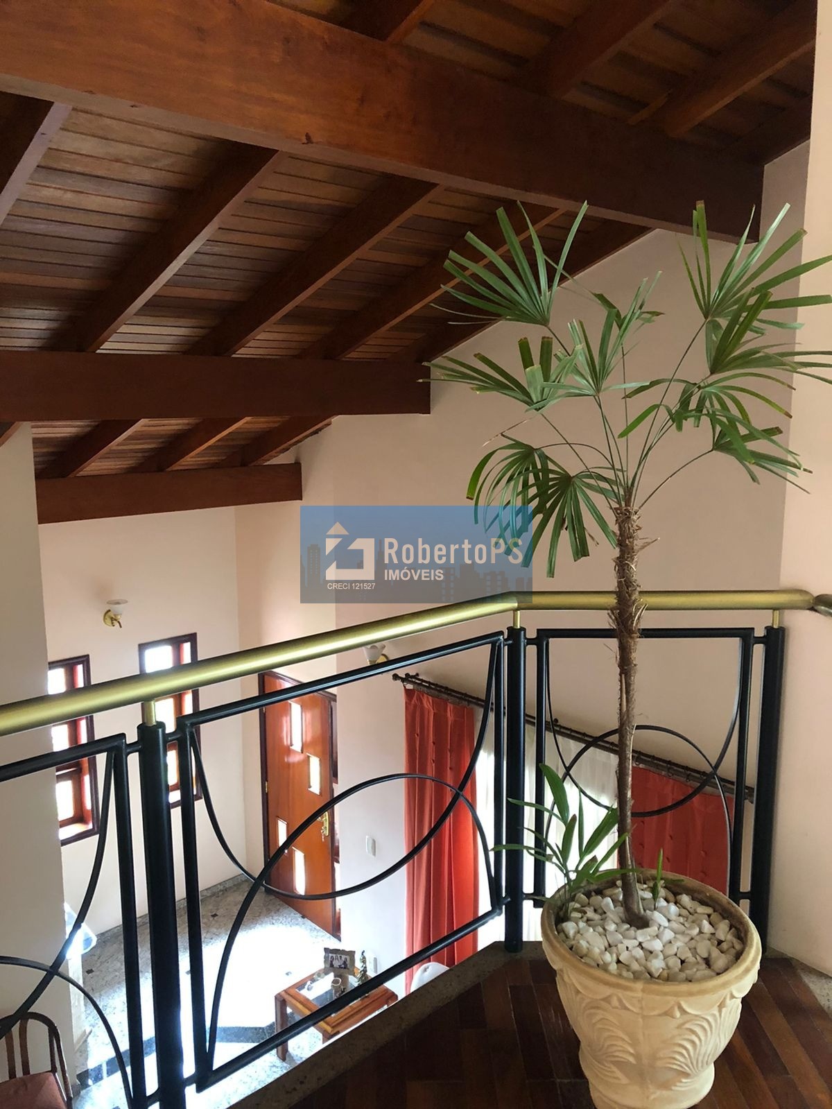 Linda casa assobradada no Condomínio Portal da Mata em Caçapava de 3 dormitórios com suíte e closet.
