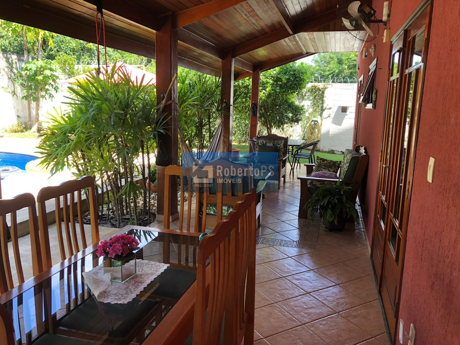 Linda casa assobradada no Condomínio Portal da Mata em Caçapava de 3 dormitórios com suíte e closet.