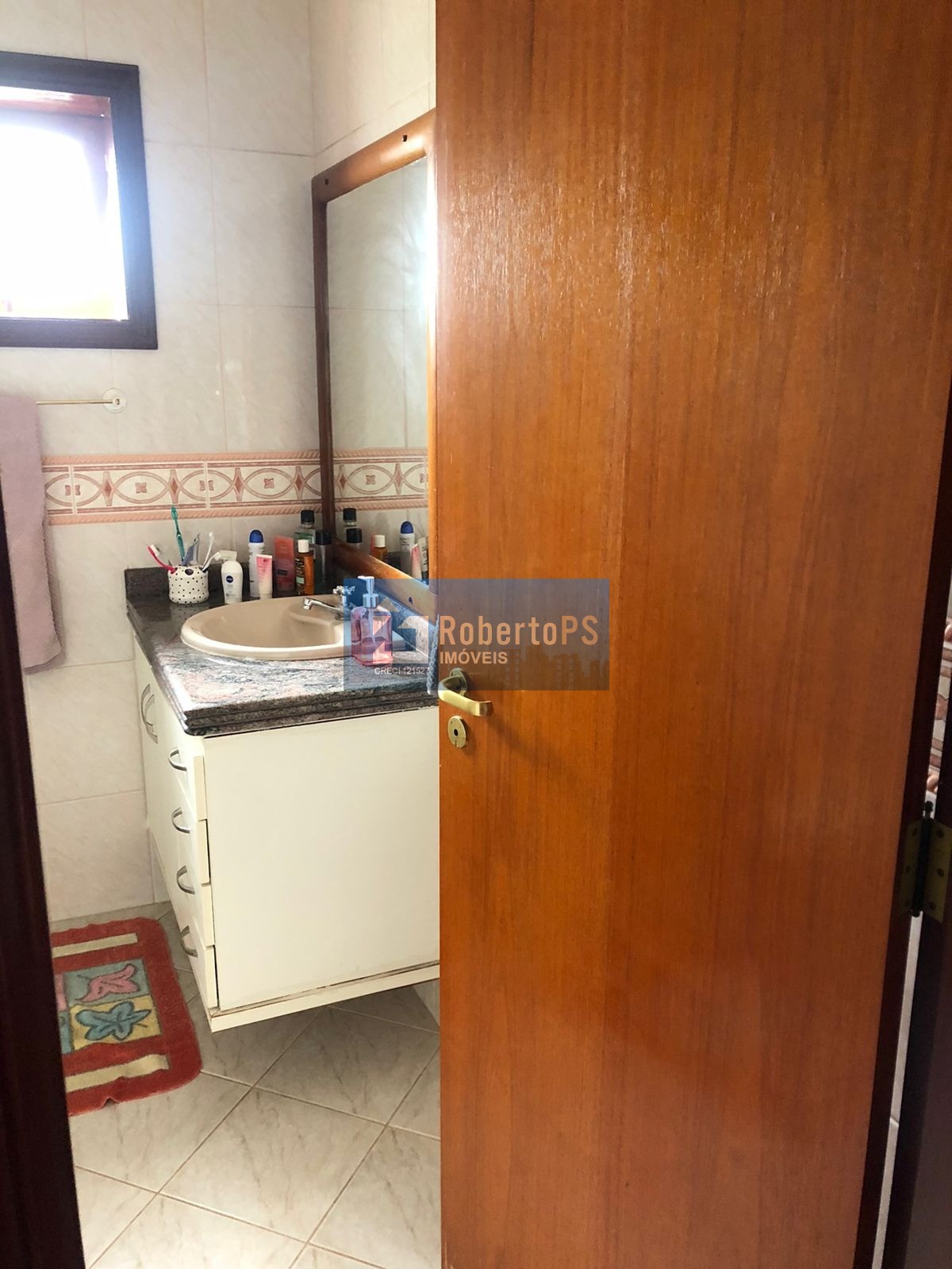 Linda casa assobradada no Condomínio Portal da Mata em Caçapava de 3 dormitórios com suíte e closet.
