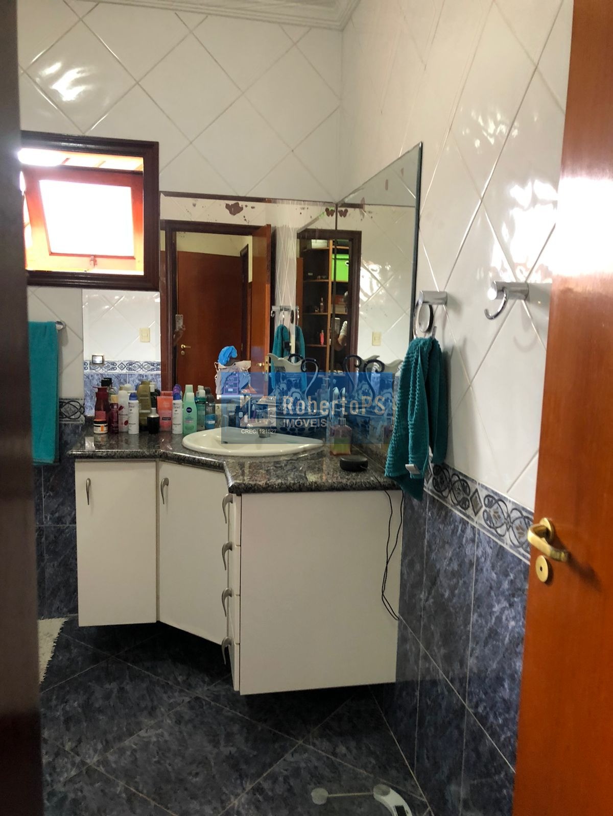 Linda casa assobradada no Condomínio Portal da Mata em Caçapava de 3 dormitórios com suíte e closet.