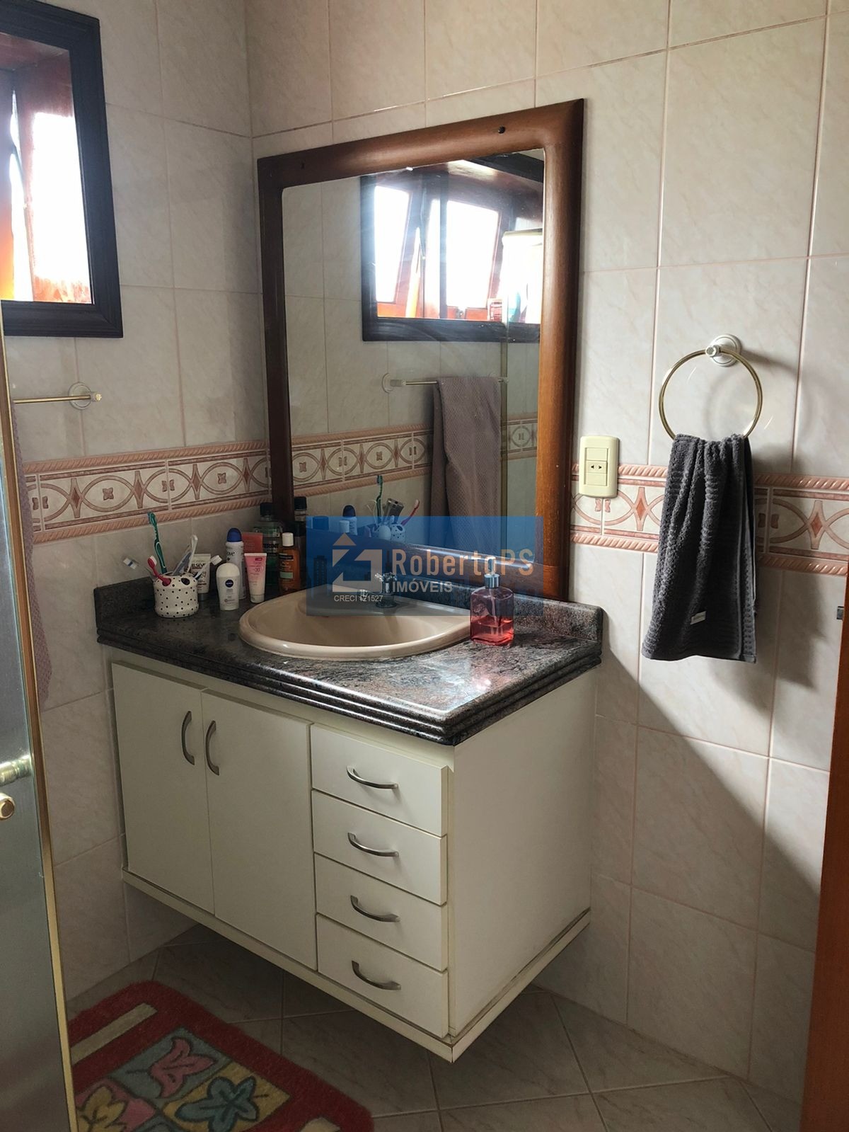 Linda casa assobradada no Condomínio Portal da Mata em Caçapava de 3 dormitórios com suíte e closet.