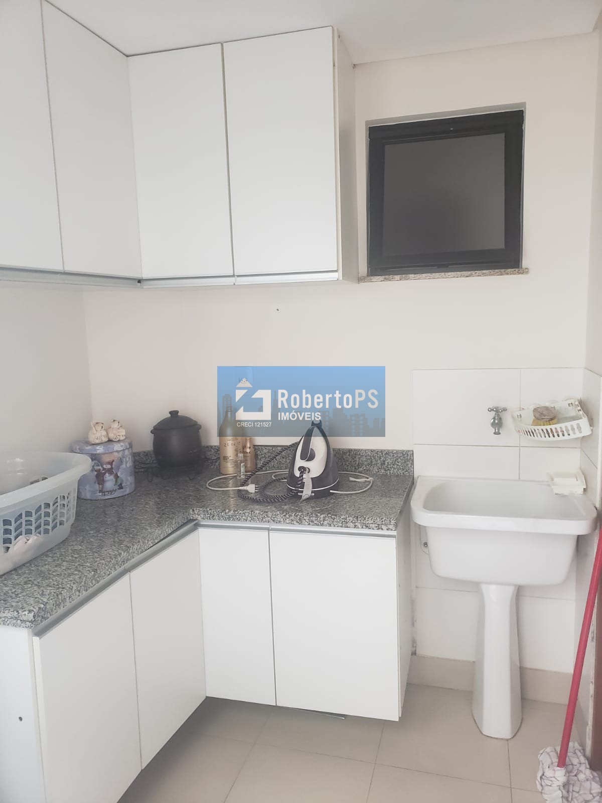Sobrado com 4 quartos / 2 suítes com consultório em anexo e piscina