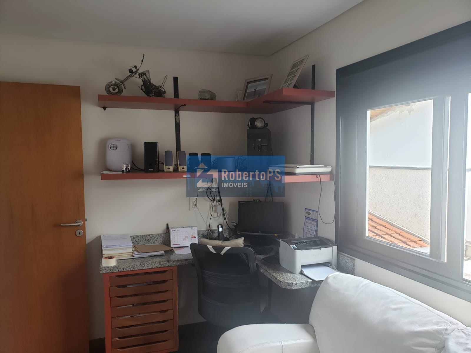 Sobrado com 4 quartos / 2 suítes com consultório em anexo e piscina