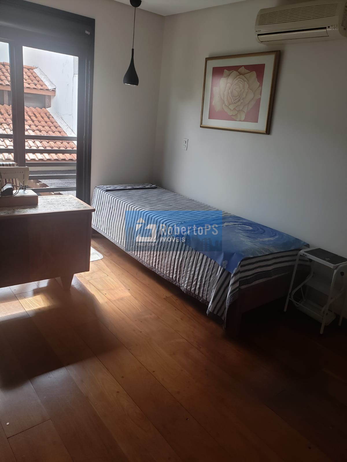 Sobrado com 4 quartos / 2 suítes com consultório em anexo e piscina