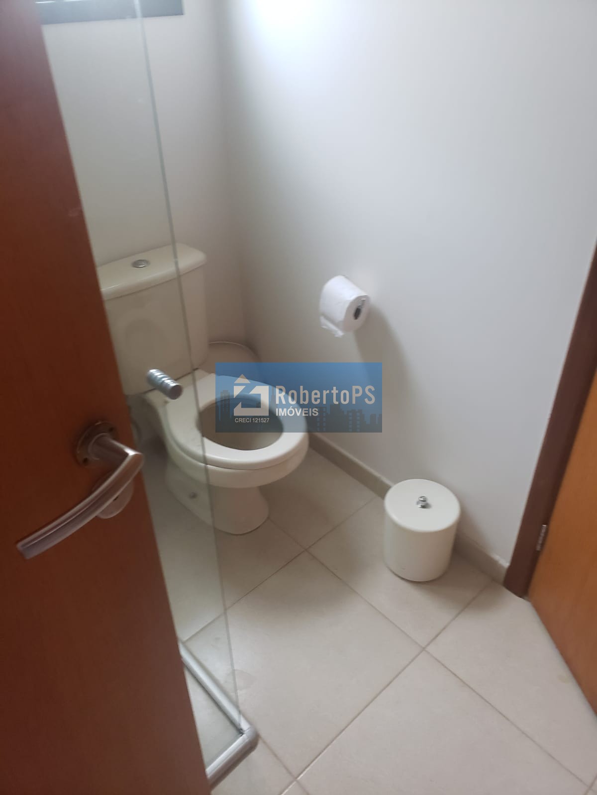 Sobrado com 4 quartos / 2 suítes com consultório em anexo e piscina