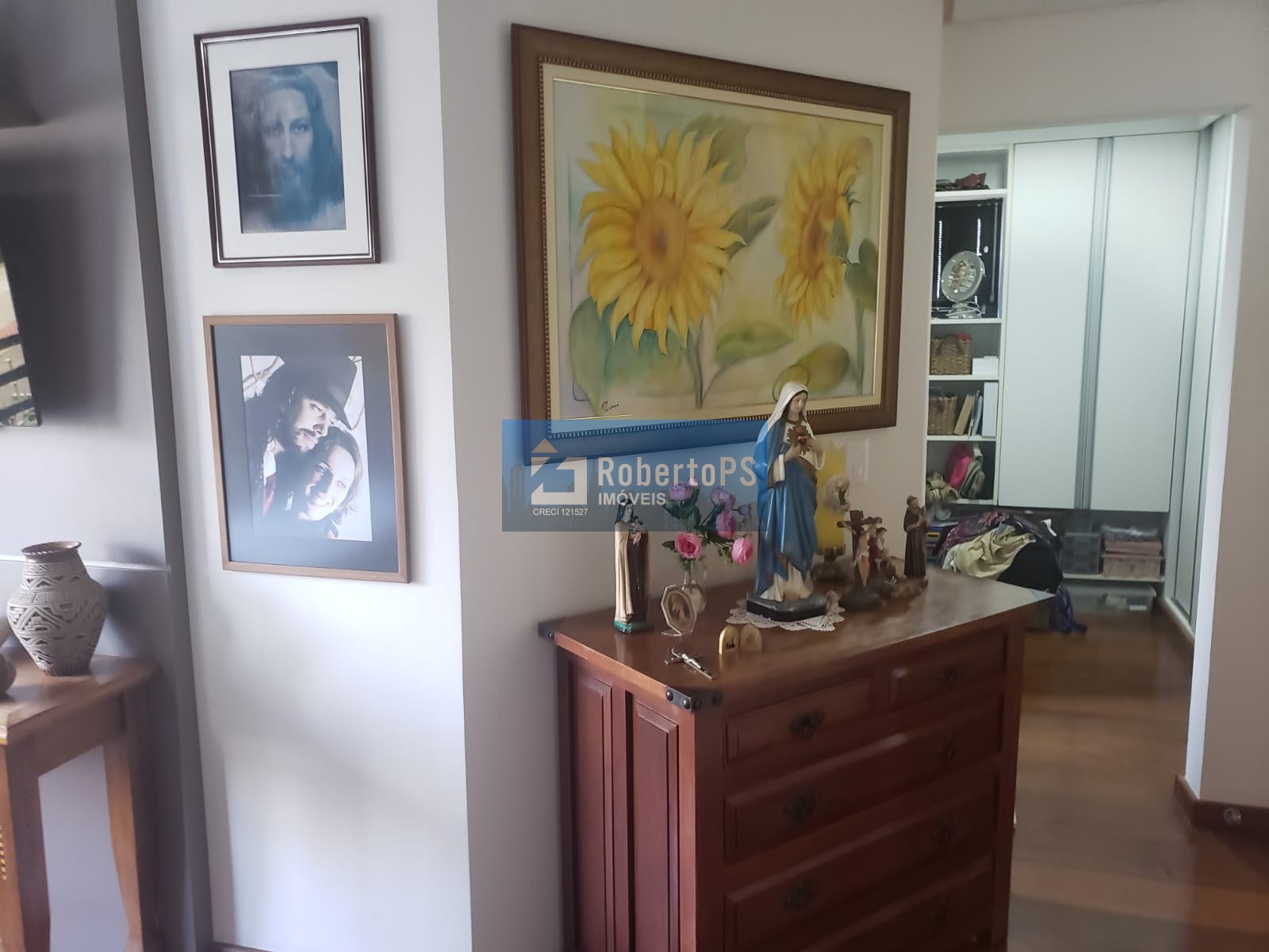 Sobrado com 4 quartos / 2 suítes com consultório em anexo e piscina