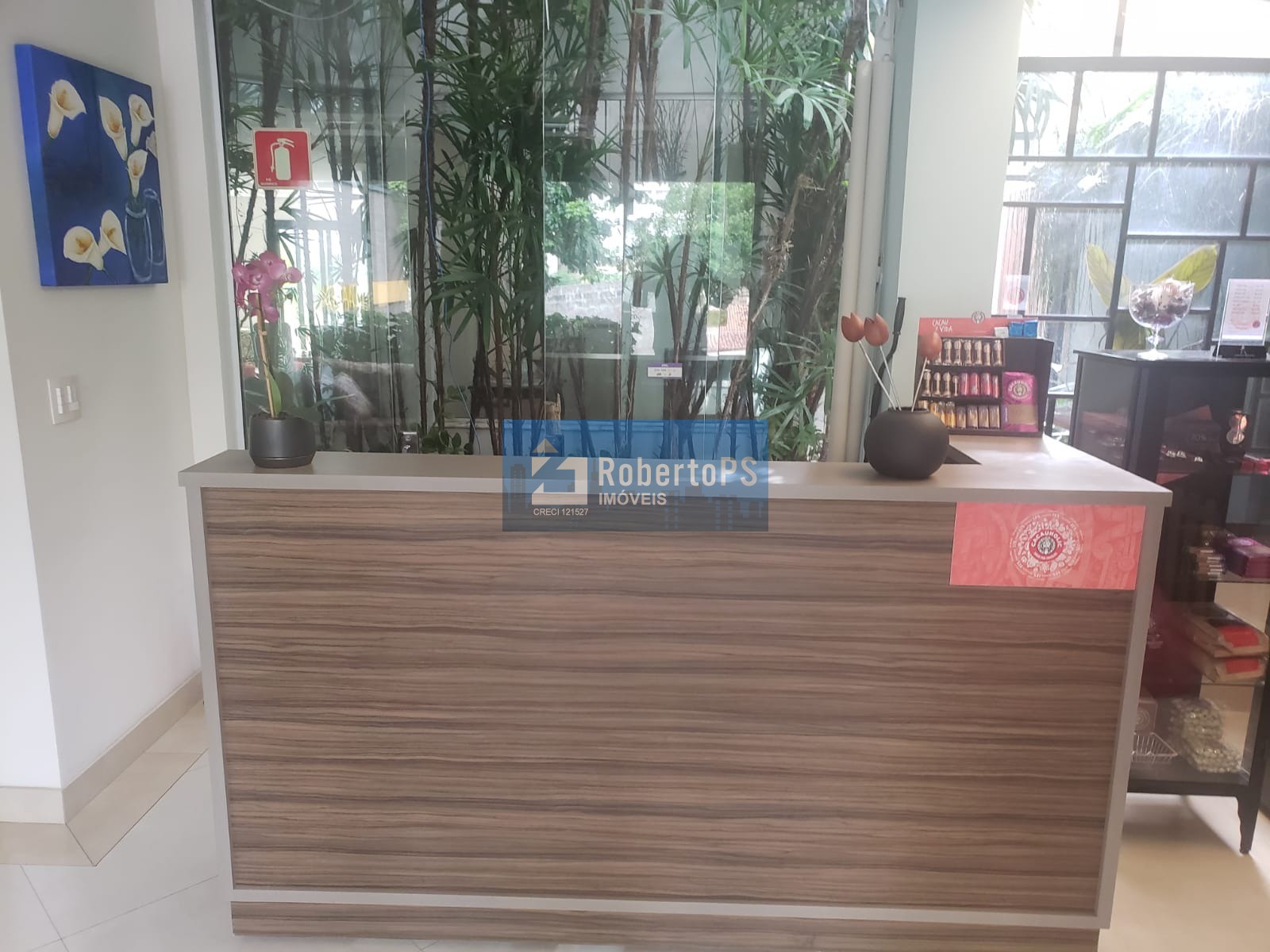 Sobrado com 4 quartos / 2 suítes com consultório em anexo e piscina