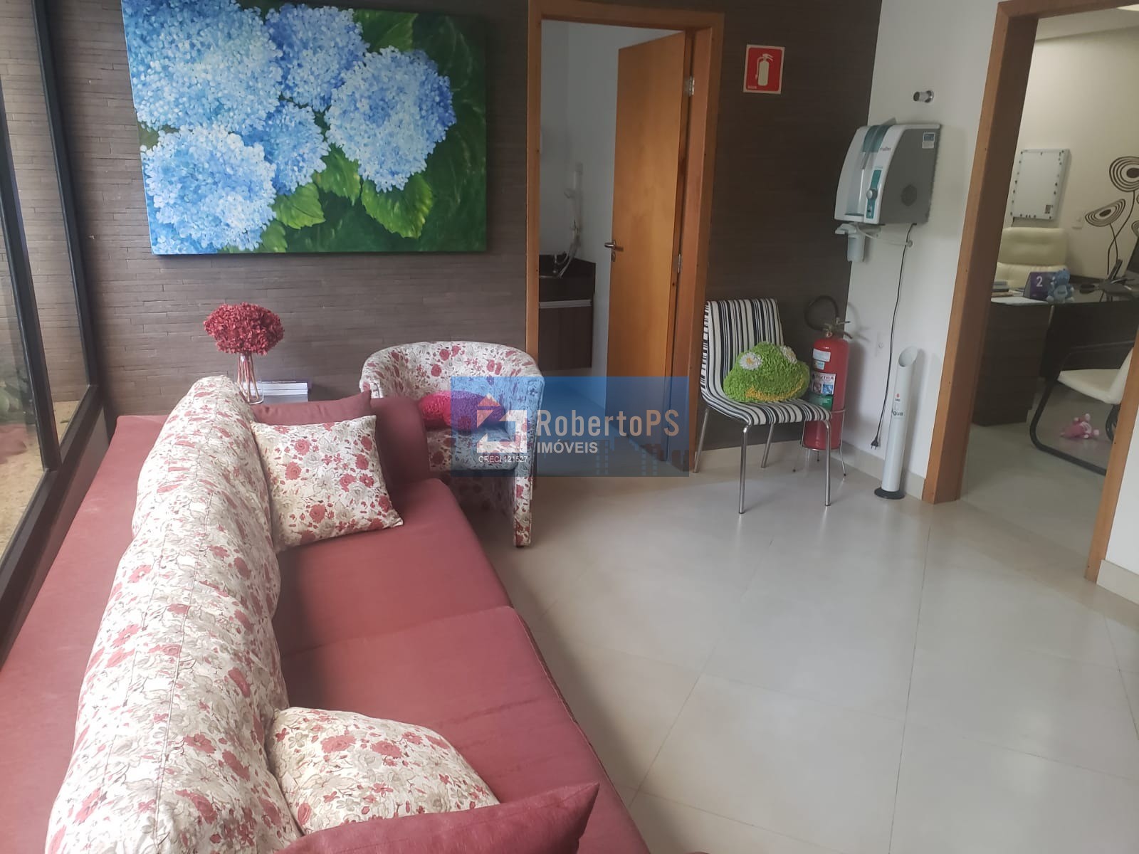 Sobrado com 4 quartos / 2 suítes com consultório em anexo e piscina