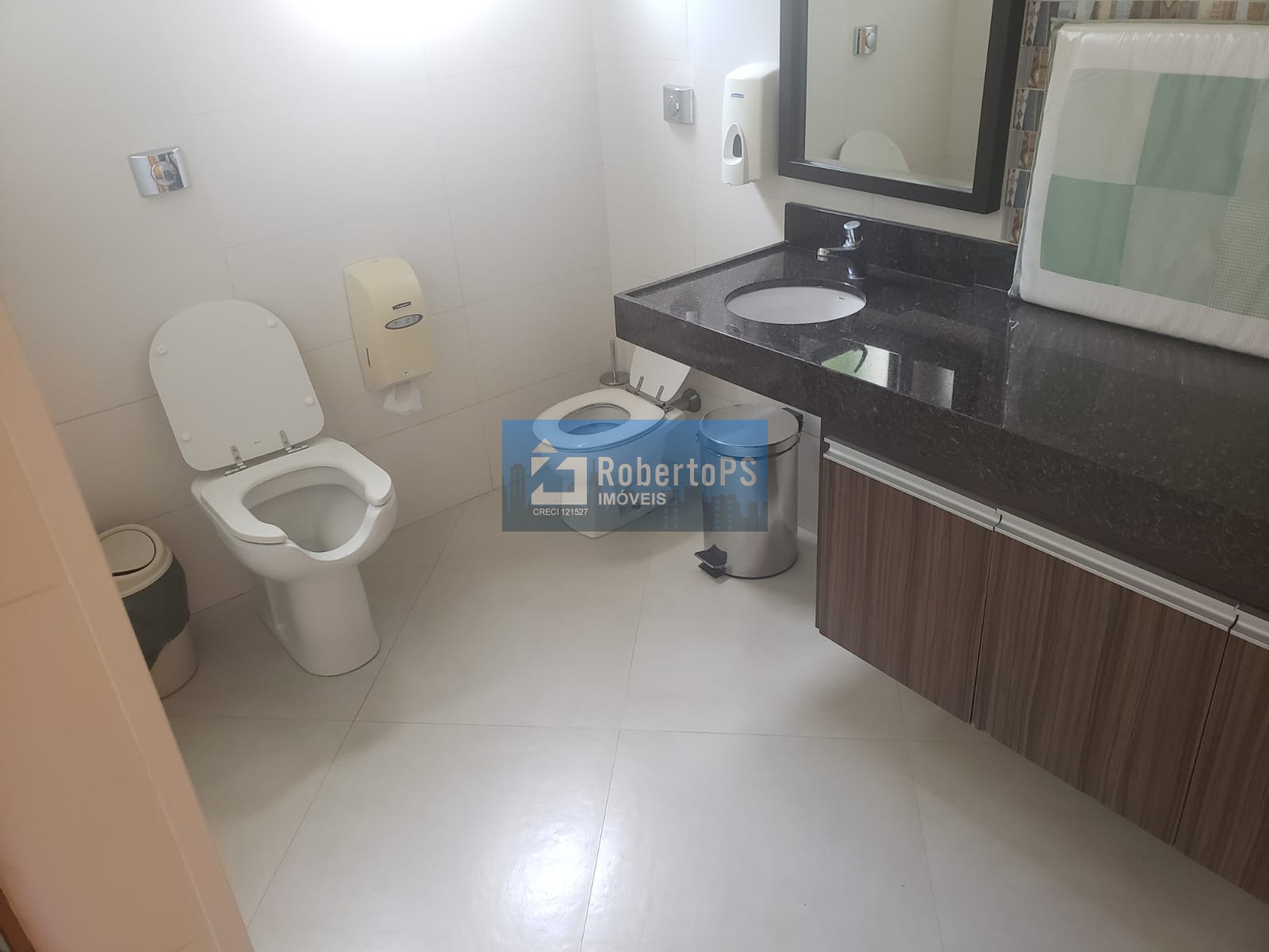 Sobrado com 4 quartos / 2 suítes com consultório em anexo e piscina