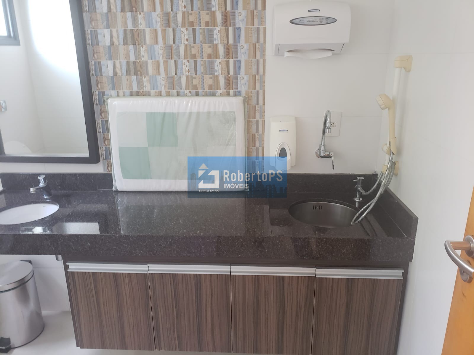 Sobrado com 4 quartos / 2 suítes com consultório em anexo e piscina