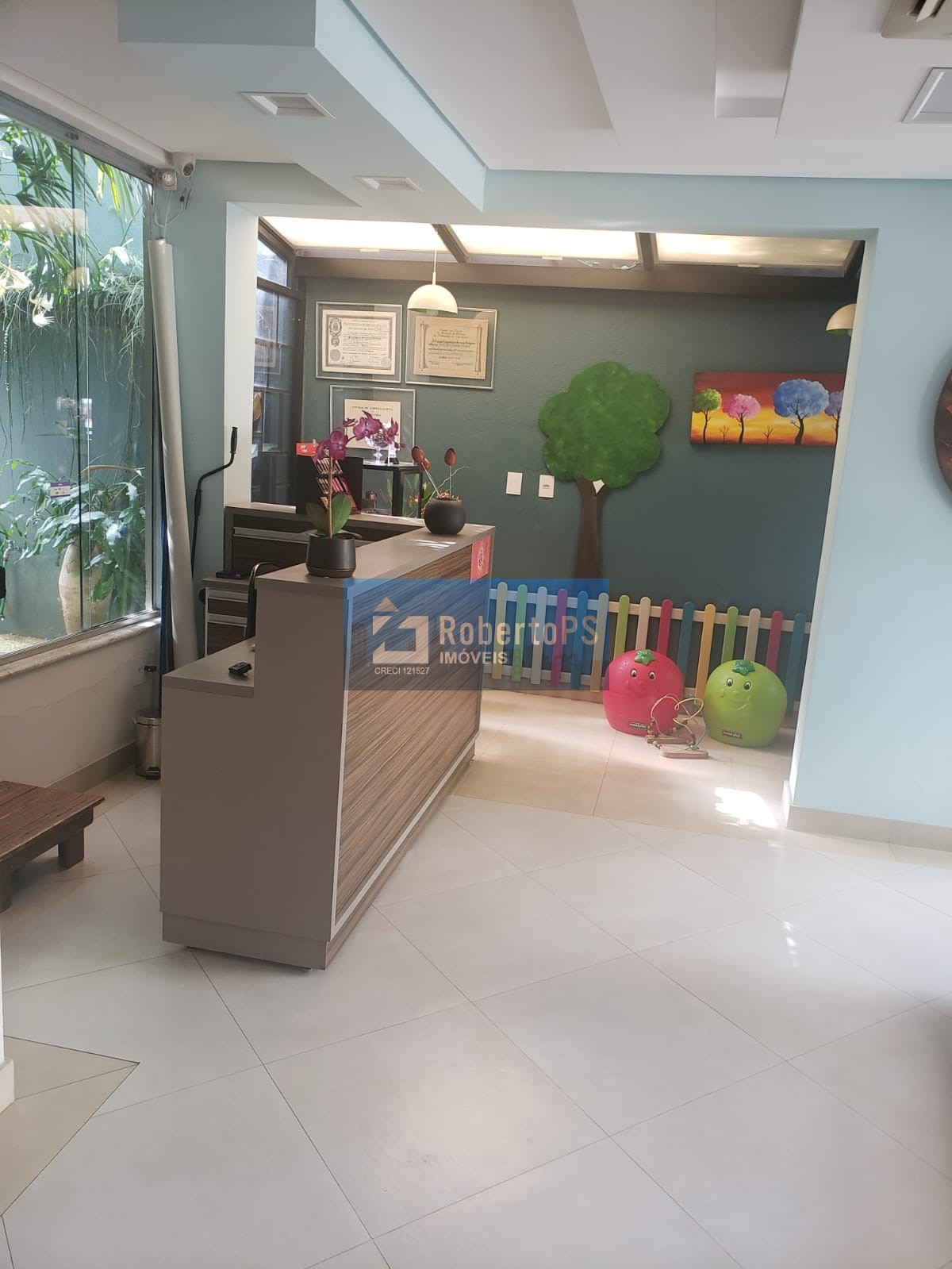 Sobrado com 4 quartos / 2 suítes com consultório em anexo e piscina