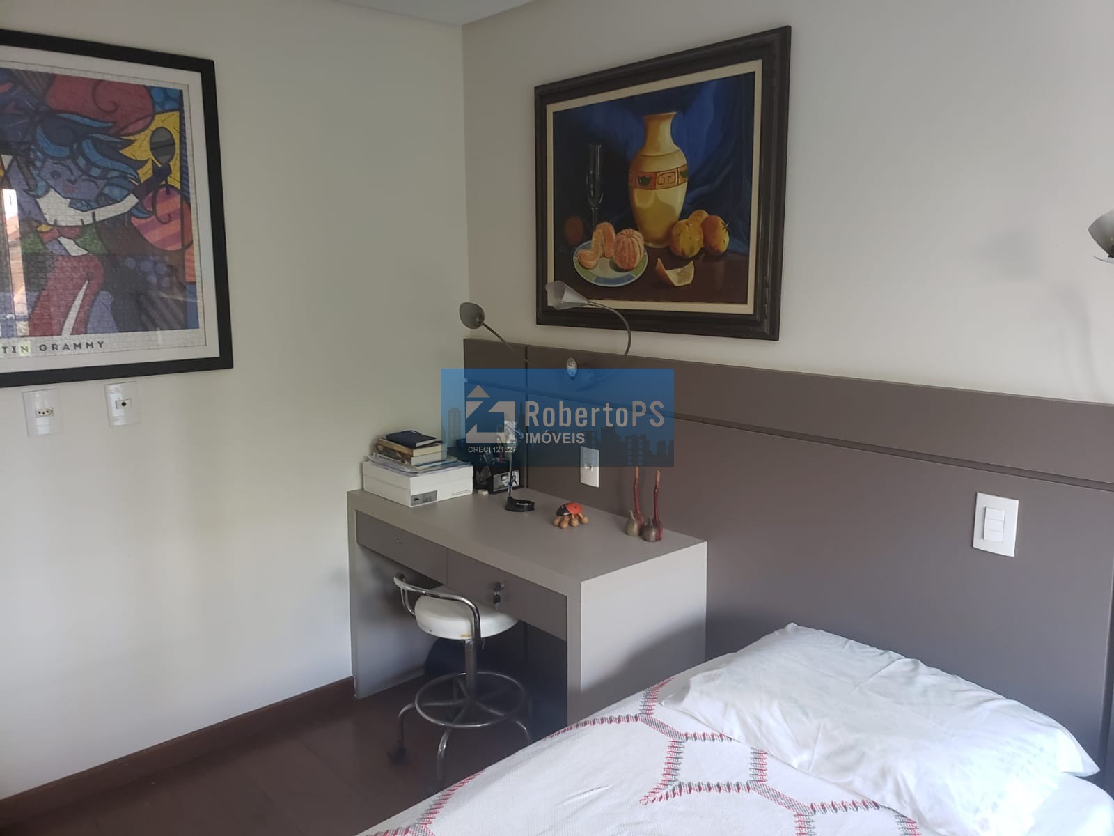 Sobrado com 4 quartos / 2 suítes com consultório em anexo e piscina