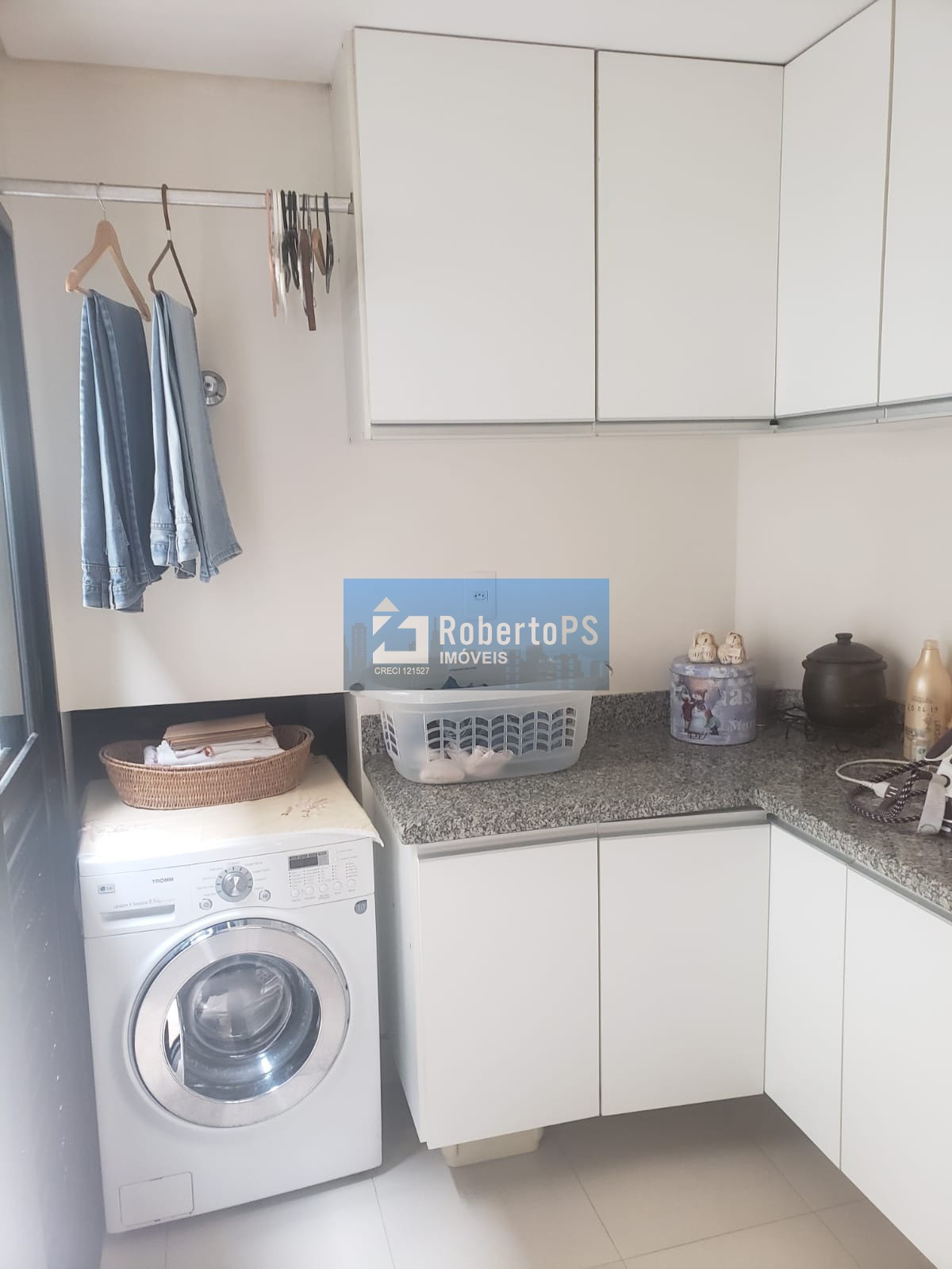 Sobrado com 4 quartos / 2 suítes com consultório em anexo e piscina