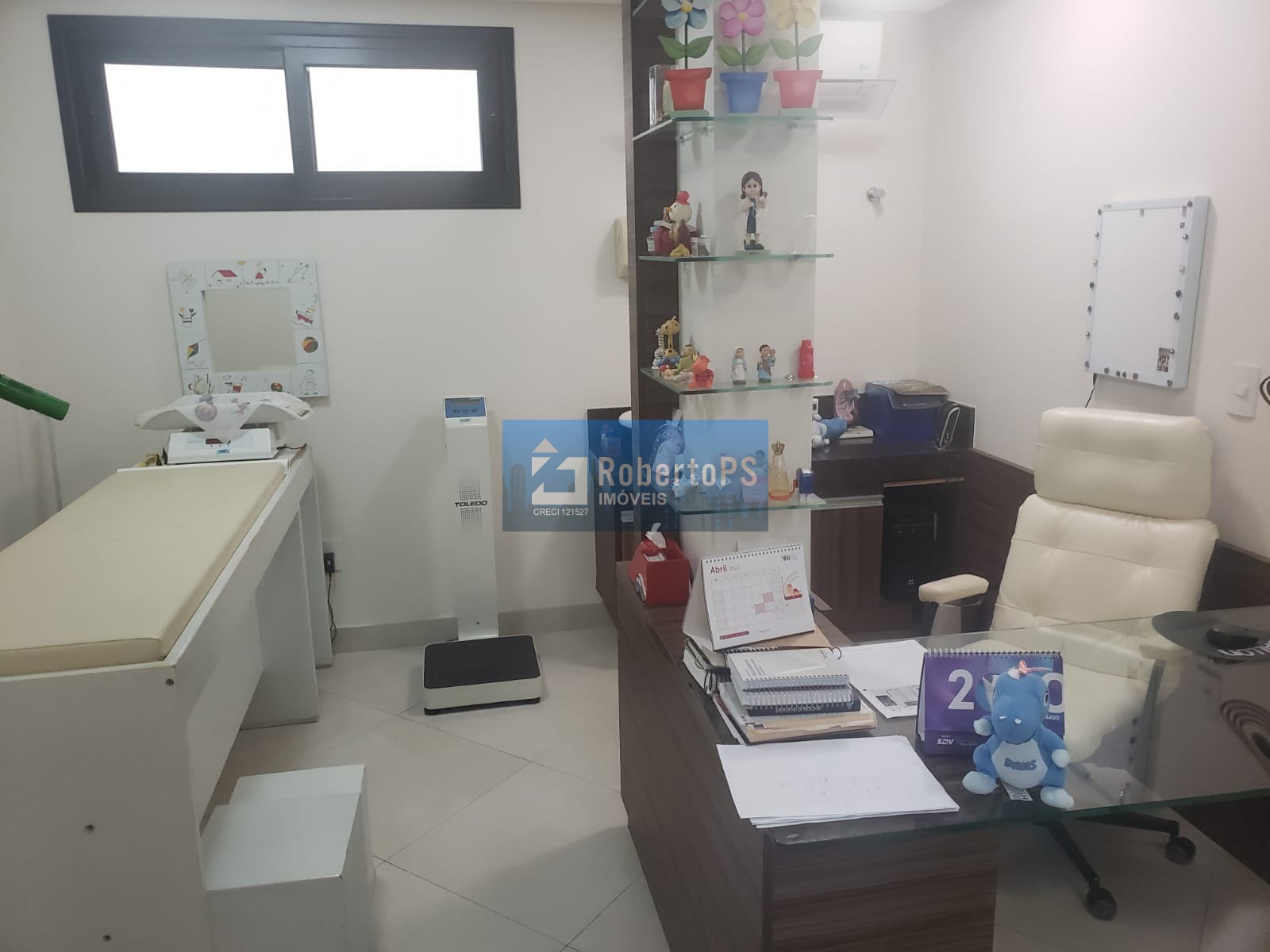 Sobrado com 4 quartos / 2 suítes com consultório em anexo e piscina