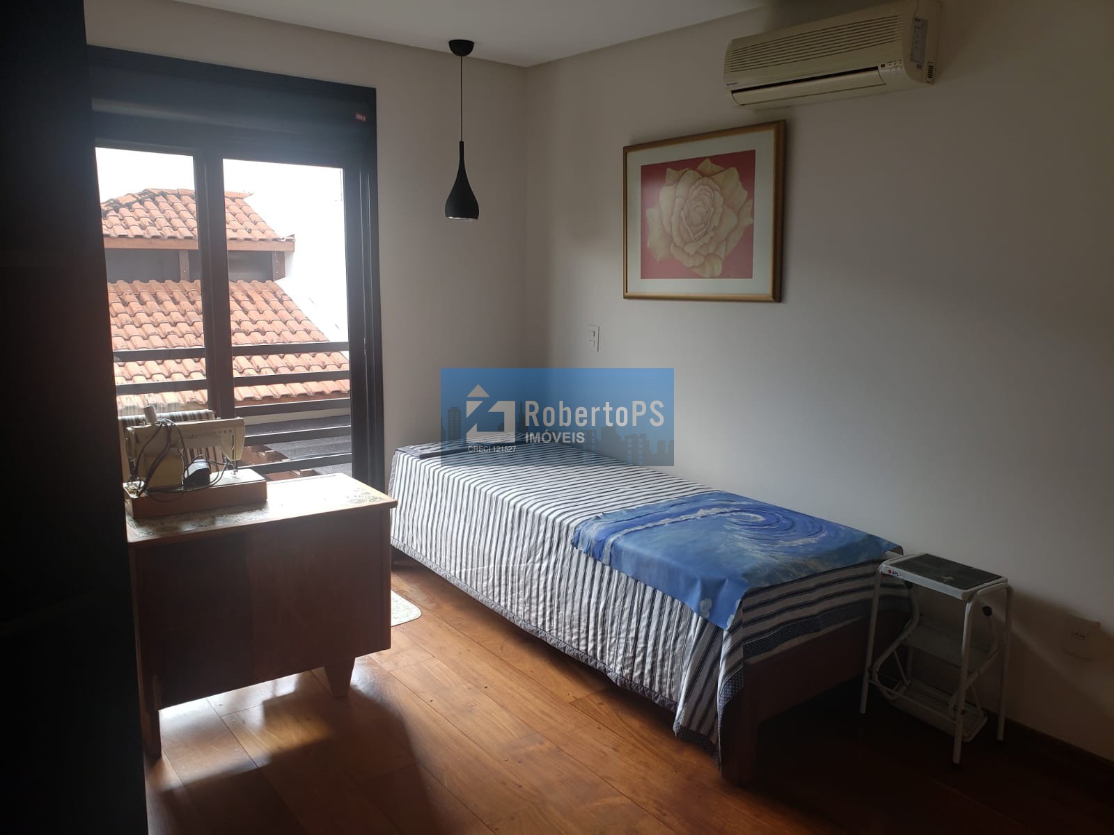 Sobrado com 4 quartos / 2 suítes com consultório em anexo e piscina
