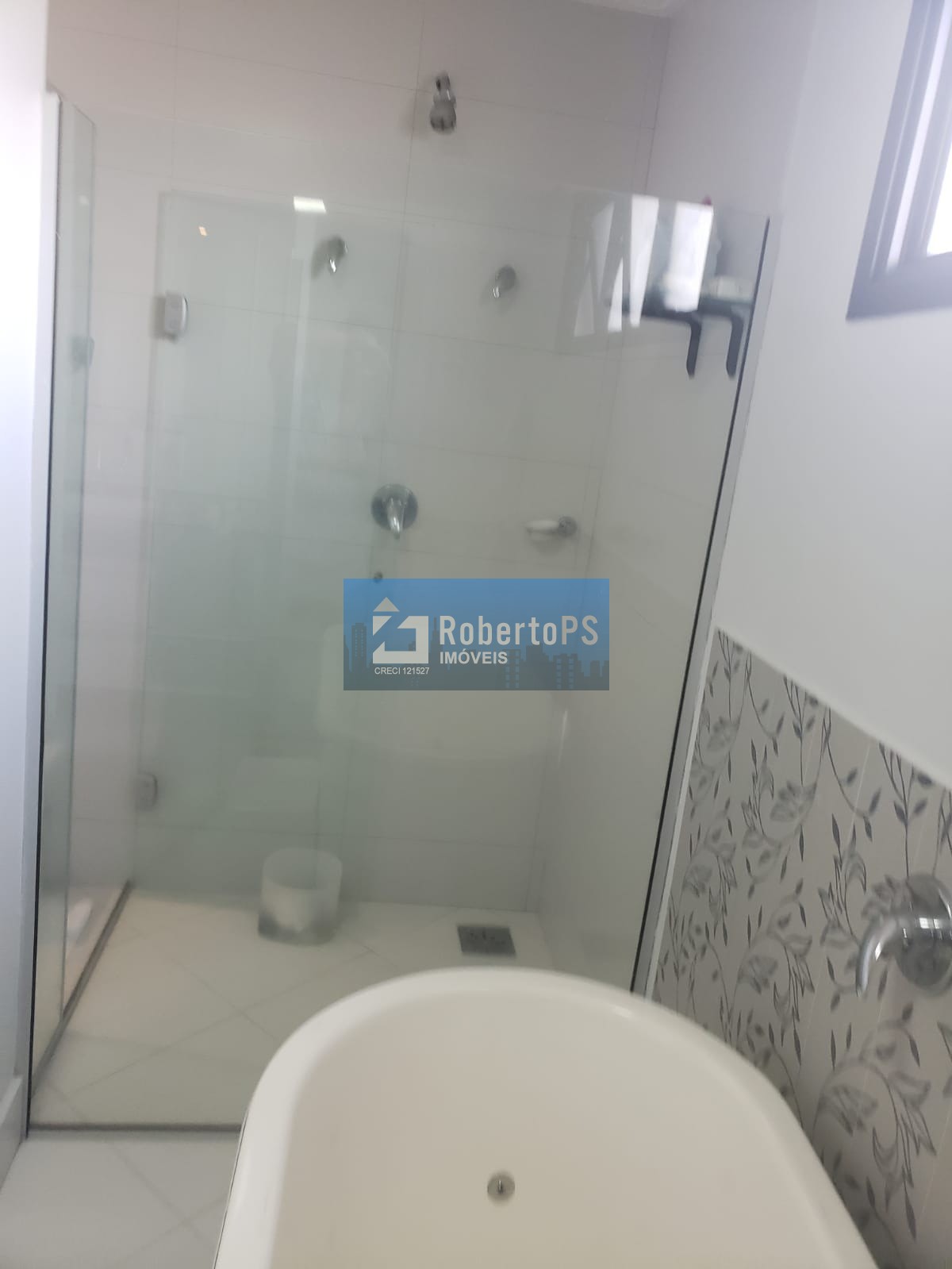 Sobrado com 4 quartos / 2 suítes com consultório em anexo e piscina