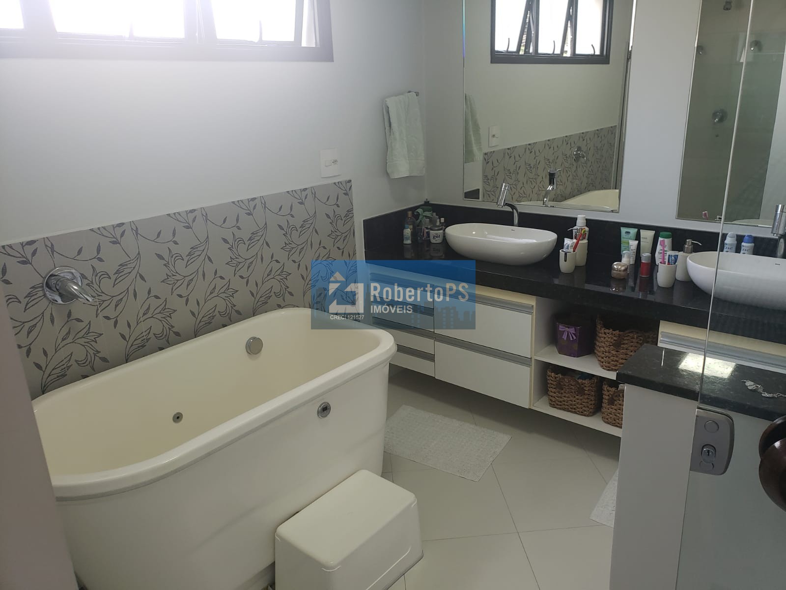 Sobrado com 4 quartos / 2 suítes com consultório em anexo e piscina