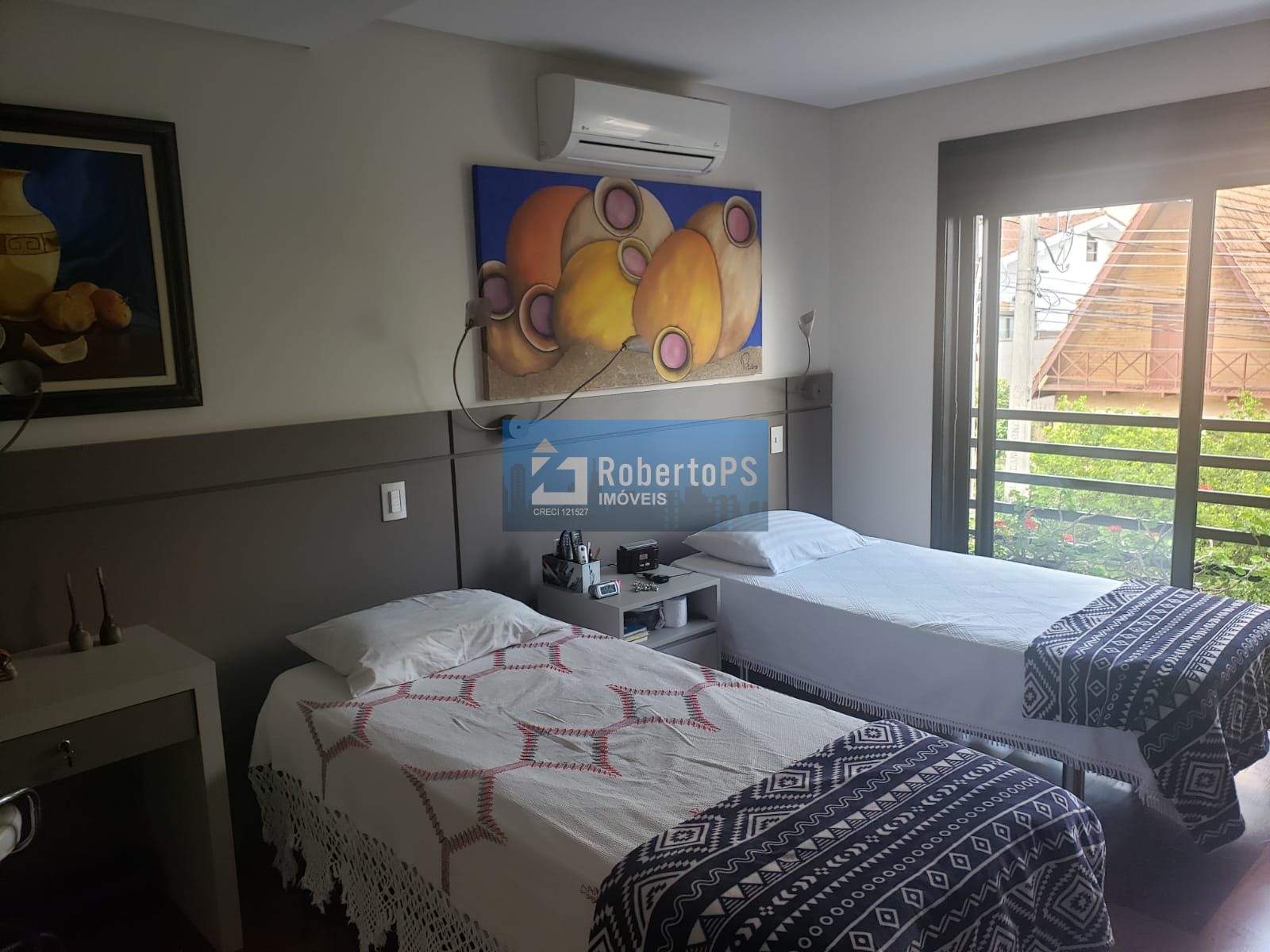 Sobrado com 4 quartos / 2 suítes com consultório em anexo e piscina