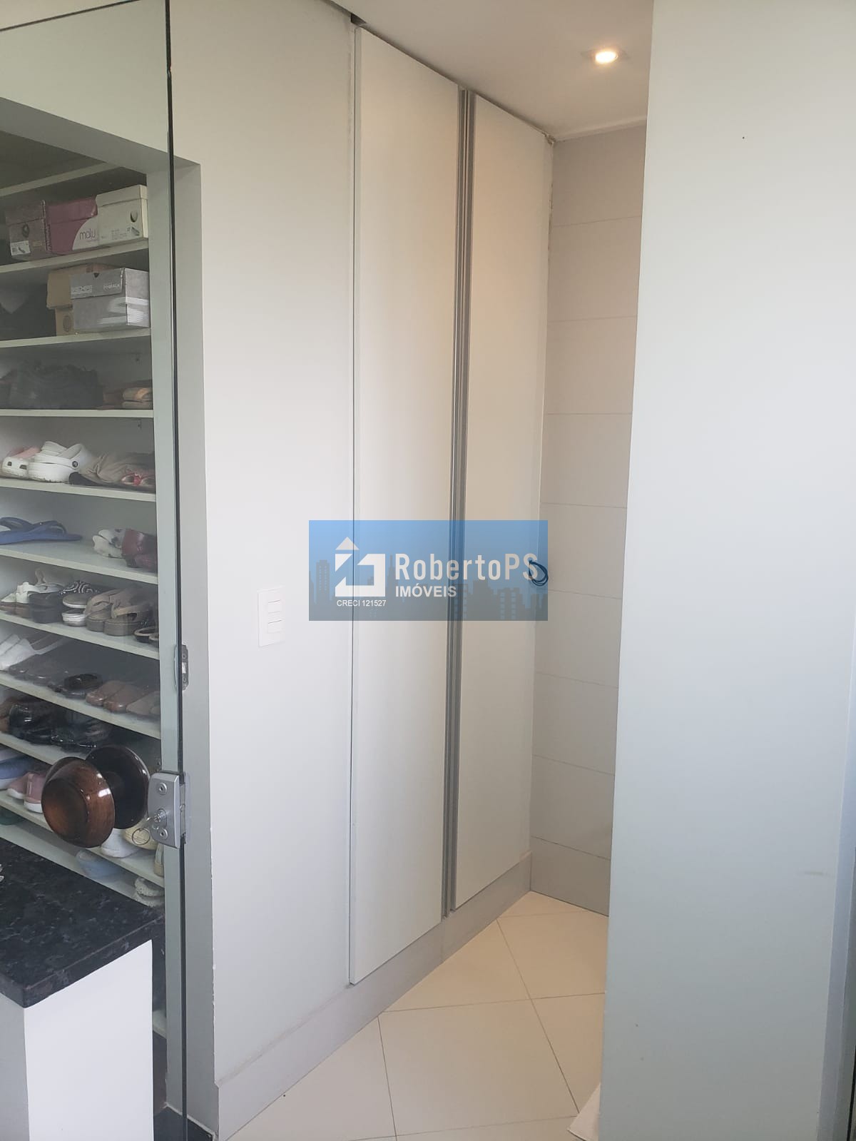 Sobrado com 4 quartos / 2 suítes com consultório em anexo e piscina