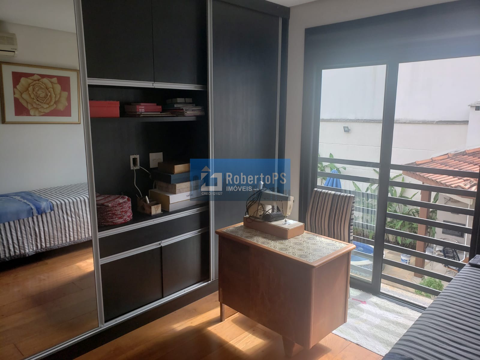 Sobrado com 4 quartos / 2 suítes com consultório em anexo e piscina